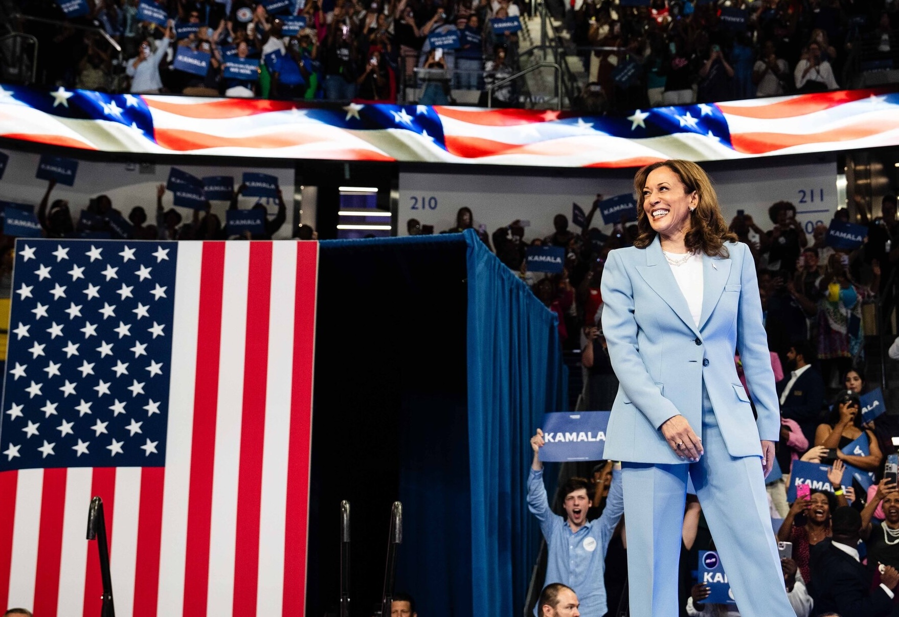 Ba Harris thach thuc ong Trump hinh anh