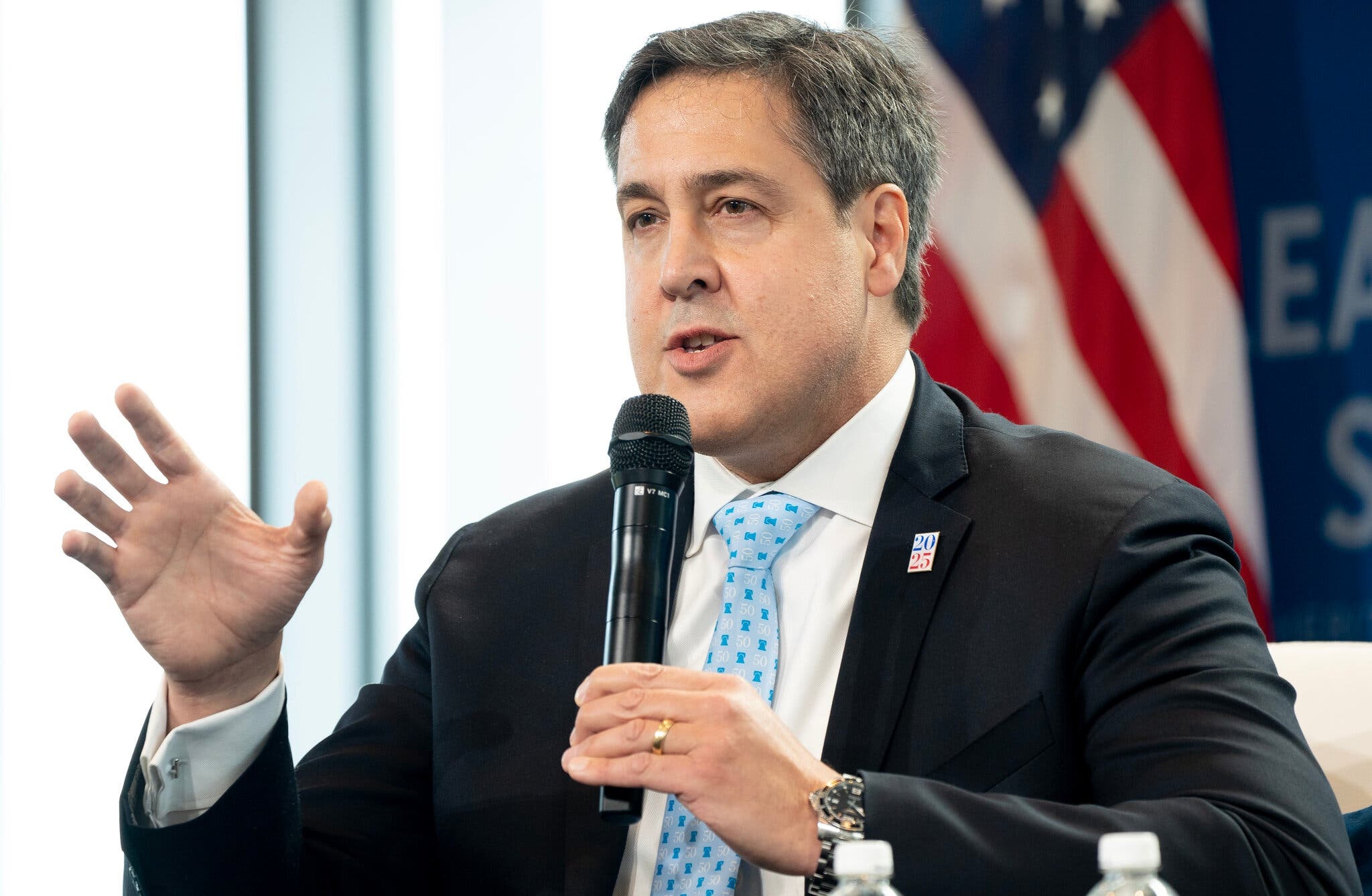 Bi ong Trump kich liet chi trich, giam doc Du an 2025 tu chuc hinh anh