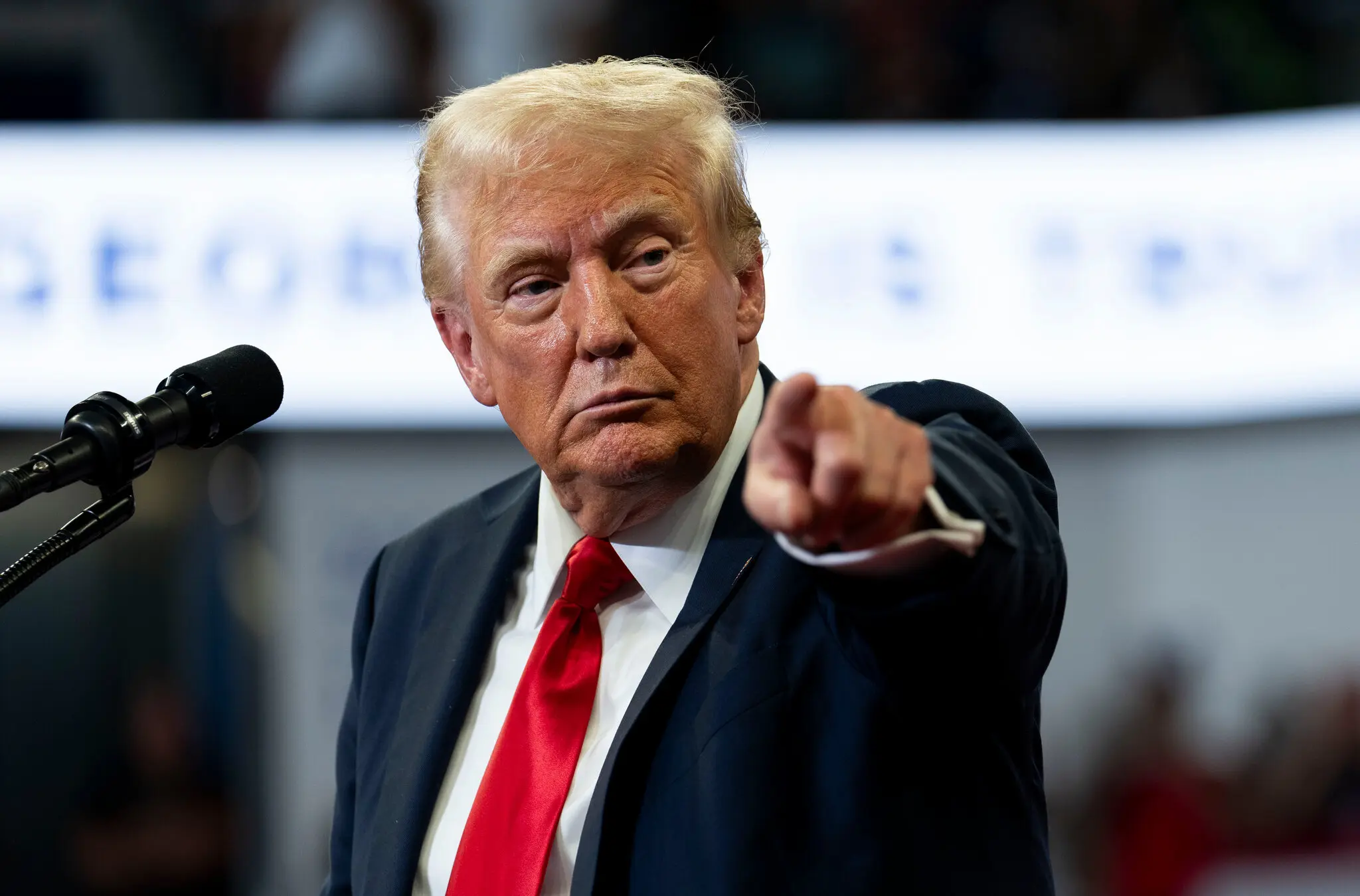 Ong Trump bong dung bat binh thay cho ong Biden hinh anh