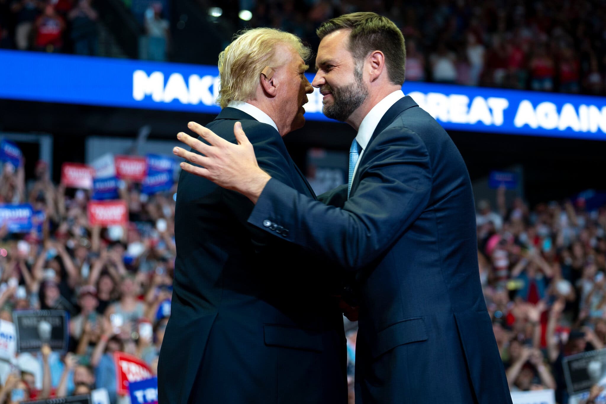 ‘Pho tuong’ phan cong nhung vang mat ong Trump hinh anh