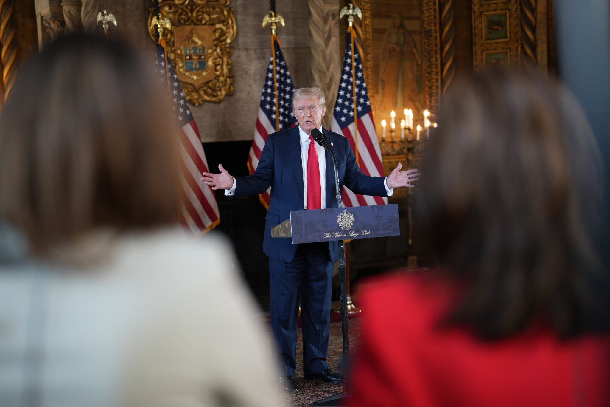 Vi sao ong Trump tiet lo suyt chet cung ban trai cu cua ba Harris? hinh anh