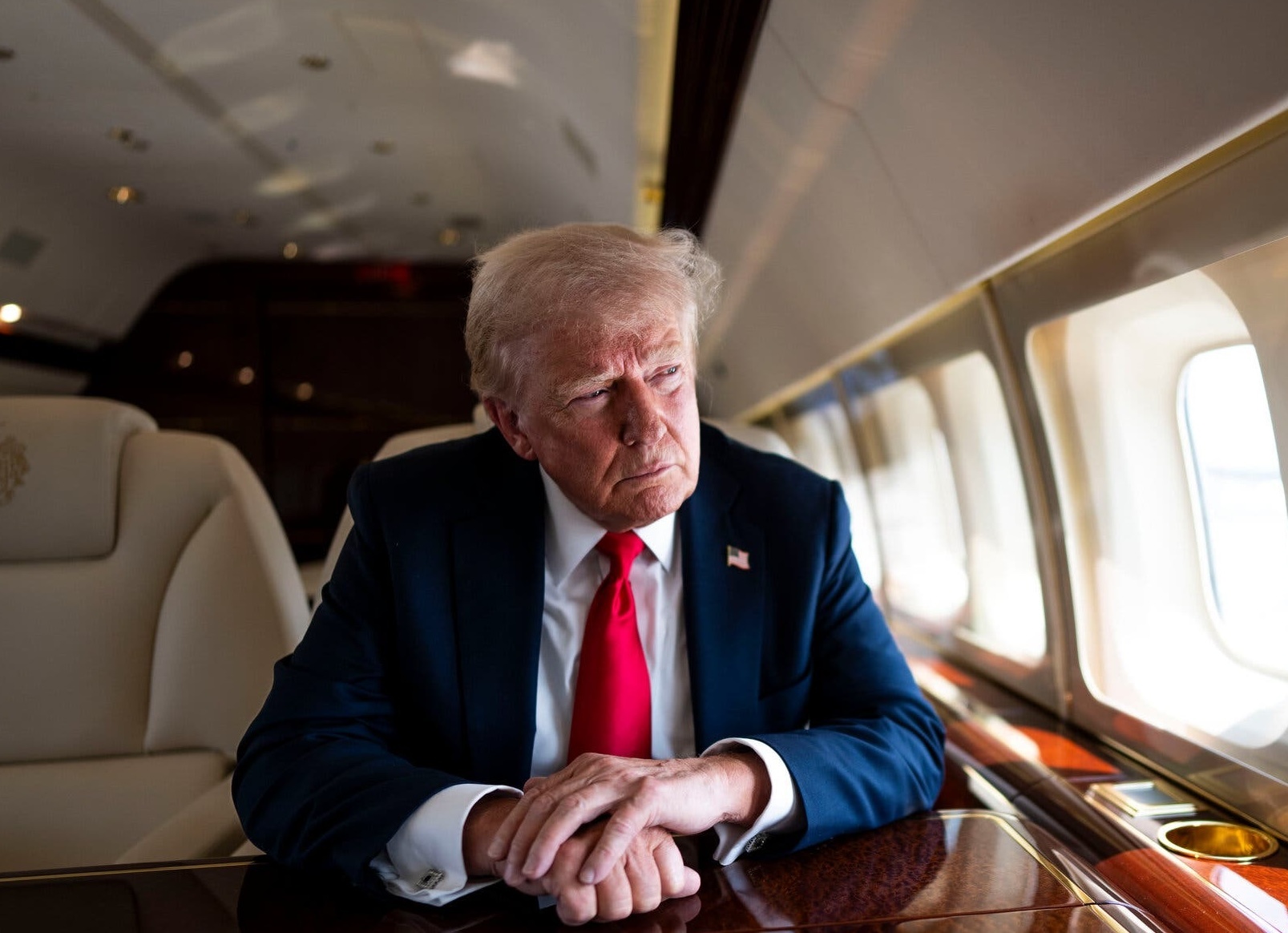 Ai thuc su la nguoi suyt chet tren truc thang voi ong Trump? hinh anh