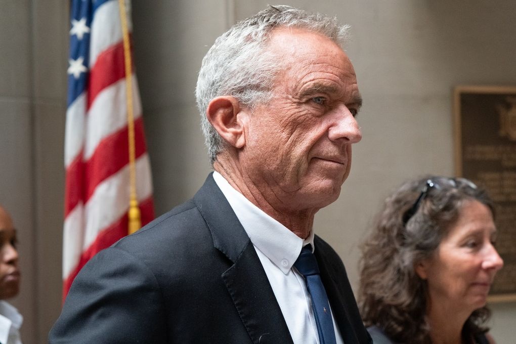 Ong Kennedy xuat hien cung ong Trump hau tuyen bo rut lui hinh anh