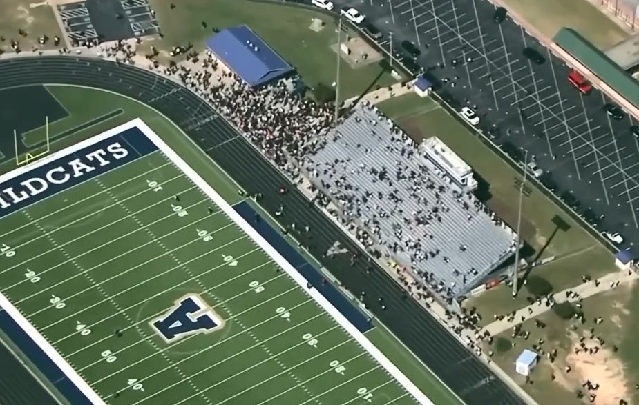 Canh hoc sinh lu luot so tan sau vu xa sung tai truong hoc My hinh anh