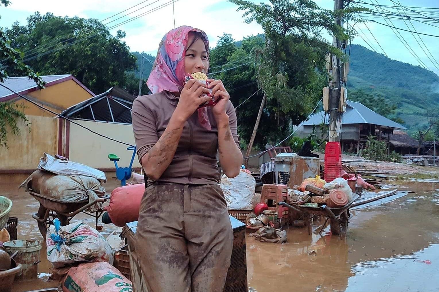 Co giao Yen Bai lam bun an mi tom gay sot mang la ai? hinh anh