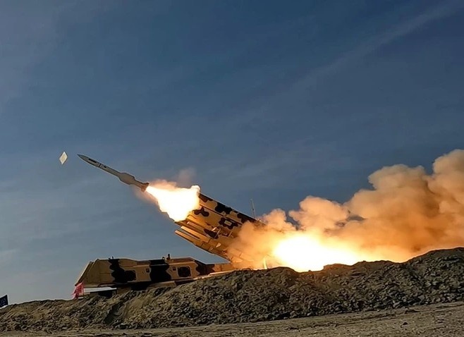 Iran phong gan 200 ten lua vao Israel hinh anh