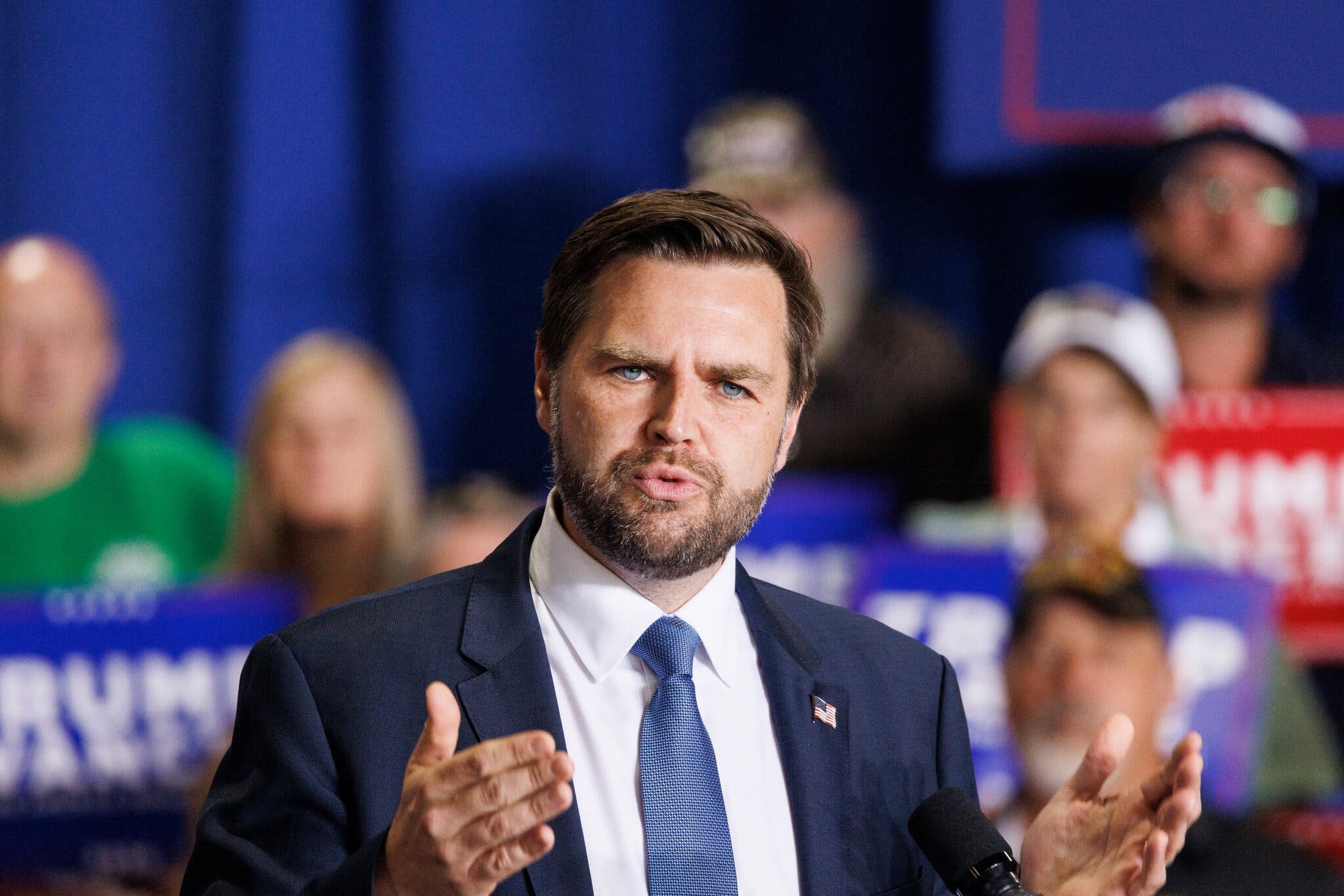 ‘Pho tuong’ cua ong Trump bi tat mic giua buoi tranh luan hinh anh