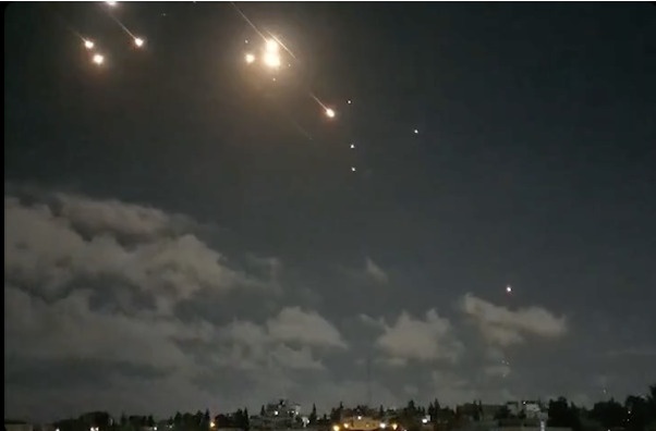 Video ten lua dan dao cua Iran roi xuong Israel hinh anh