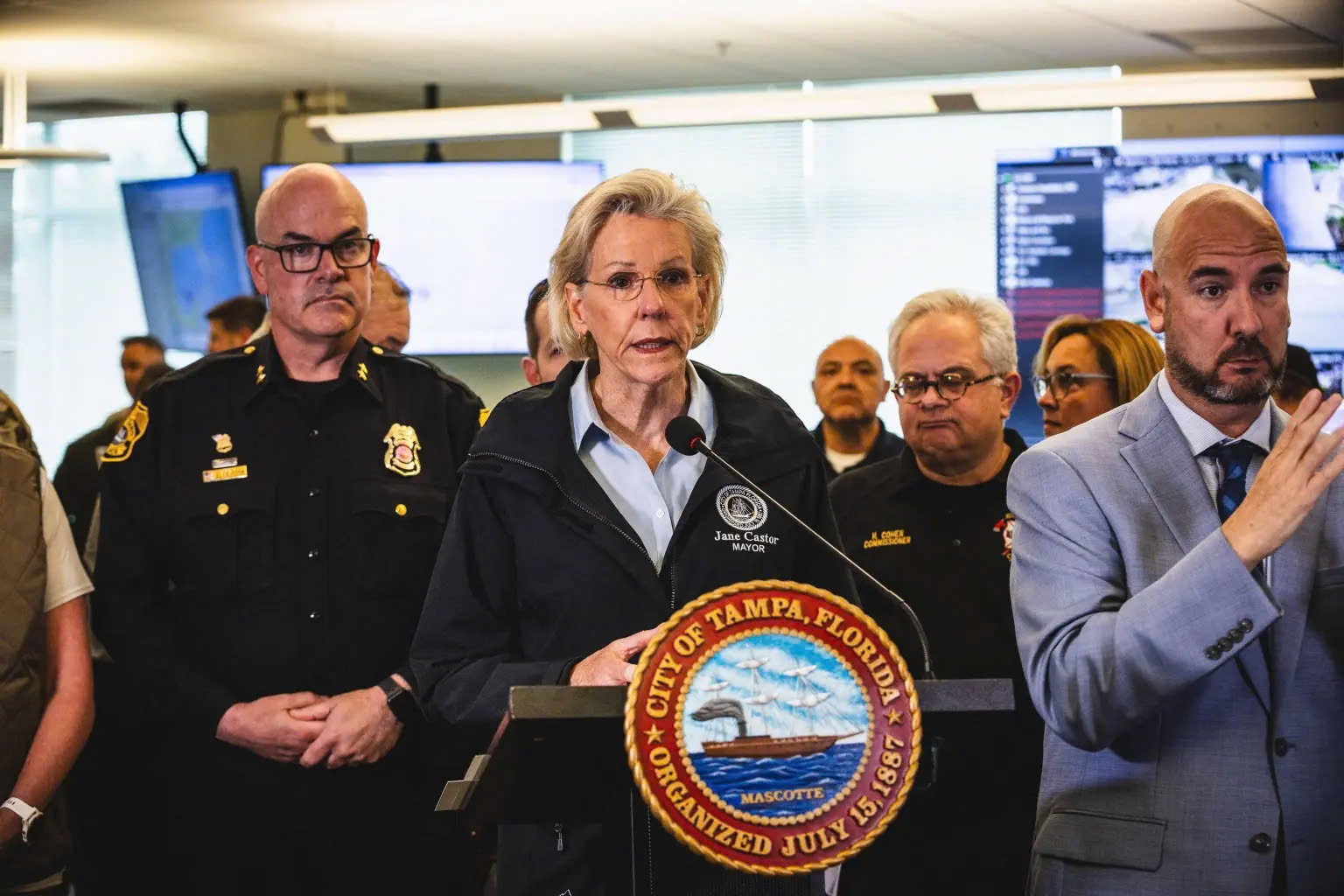 Canh bao soc ve bao Milton hinh anh