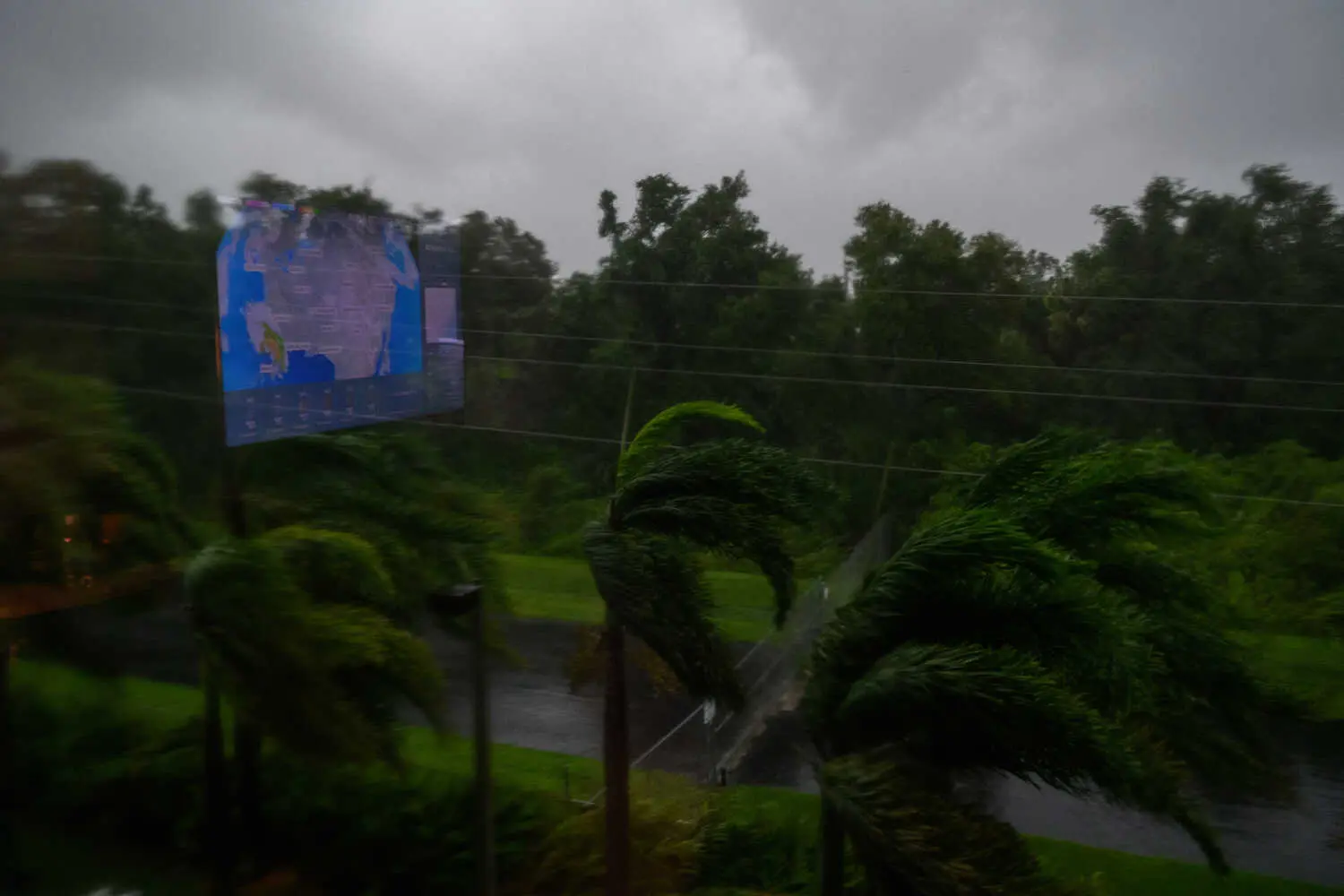 Chay tron bao Helene, cap doi My toi dung noi bao Milton tran vao hinh anh