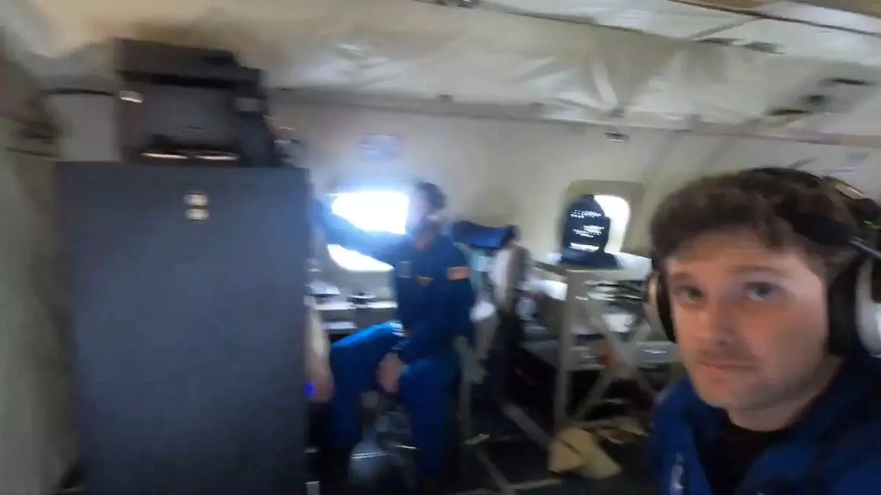 Khoanh khac 'tho san bao' cua My xuyen qua bao Milton hinh anh