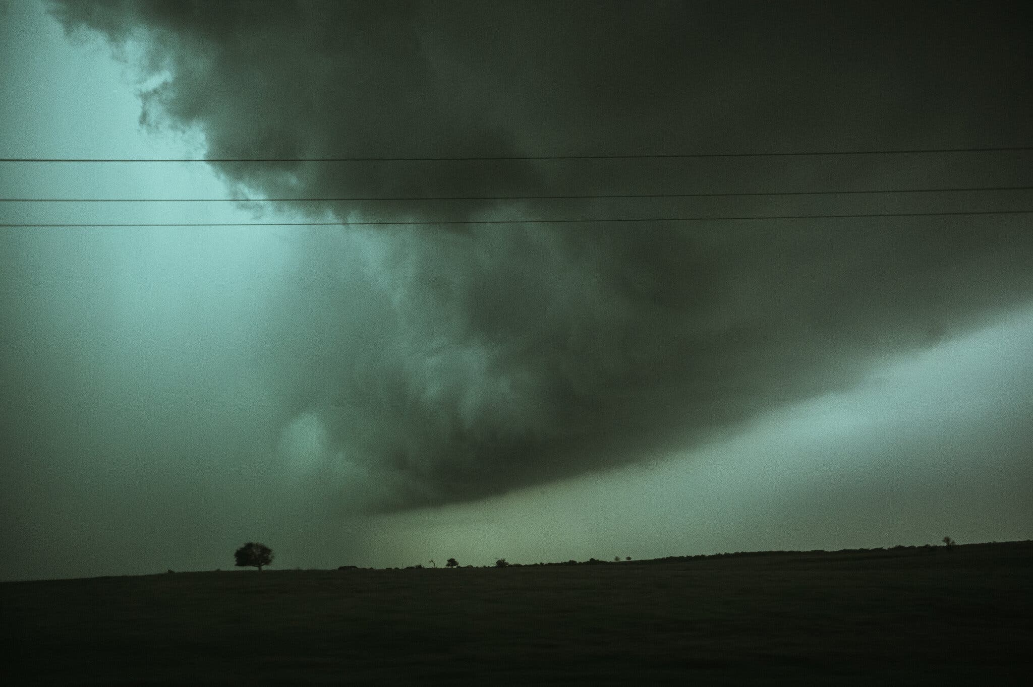 Vi sao bao Milton gay ra loc xoay hinh anh