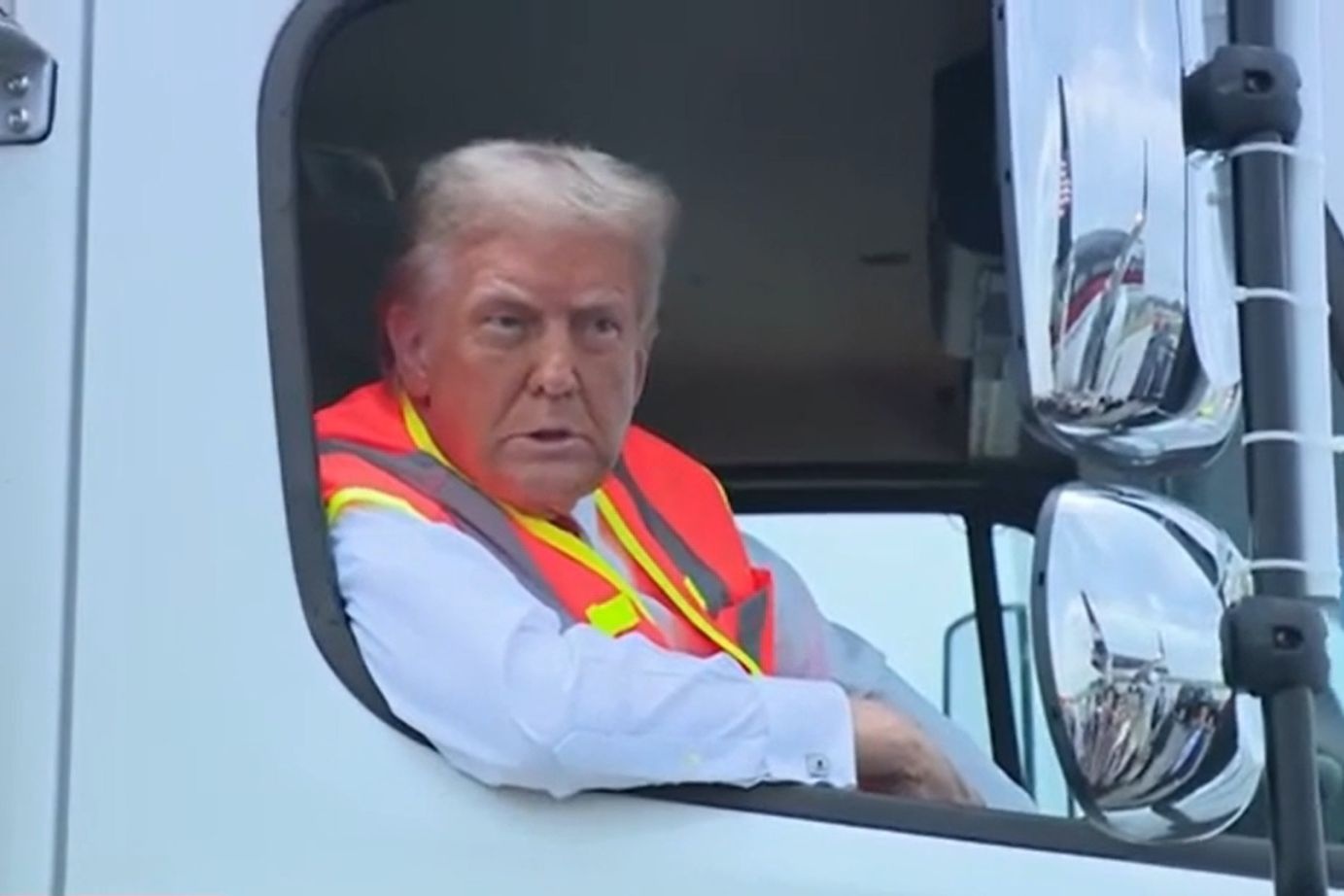 Ong Trump ngoi xe rac chi trich ong Biden hinh anh