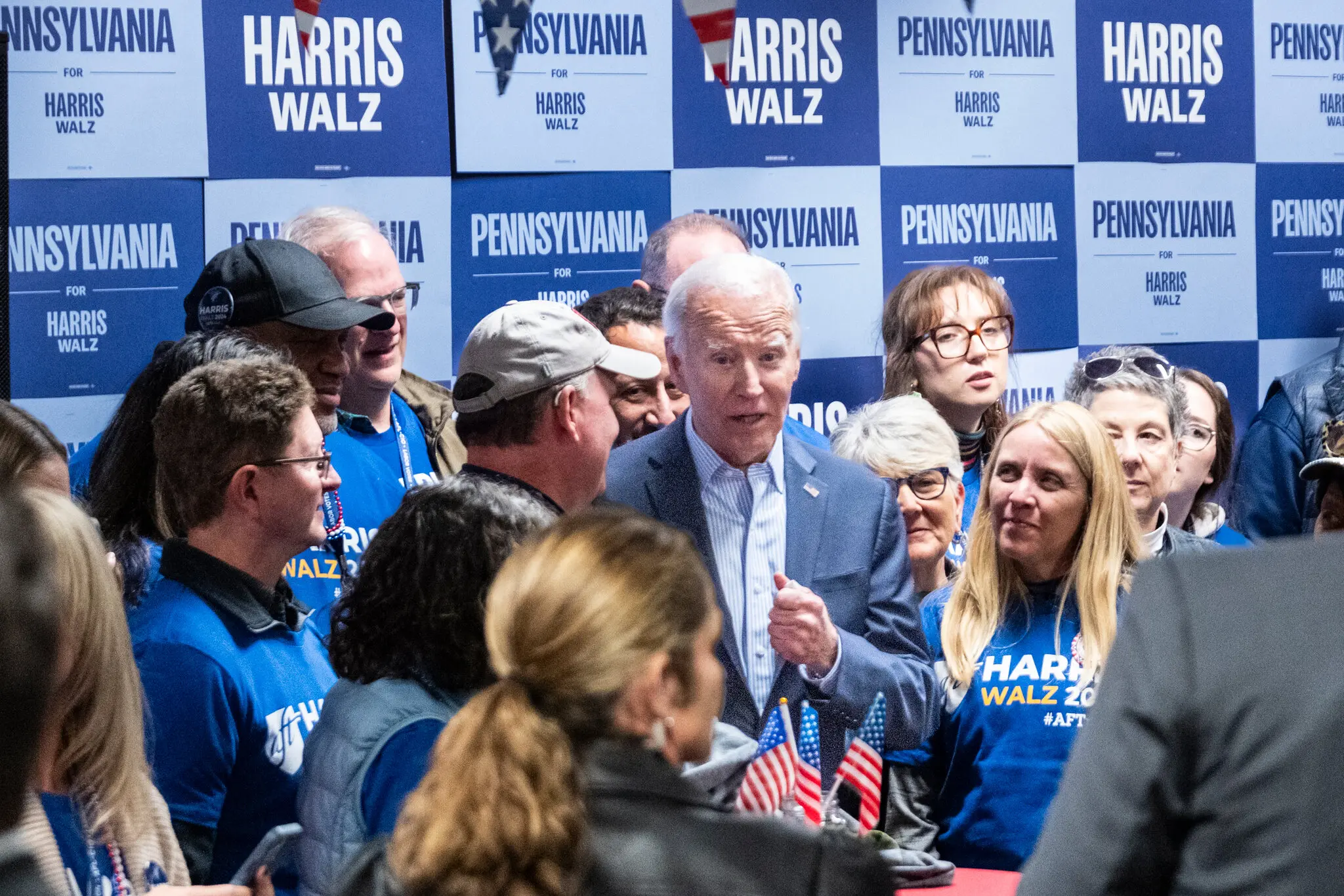 Ong Biden dang lam gi? hinh anh