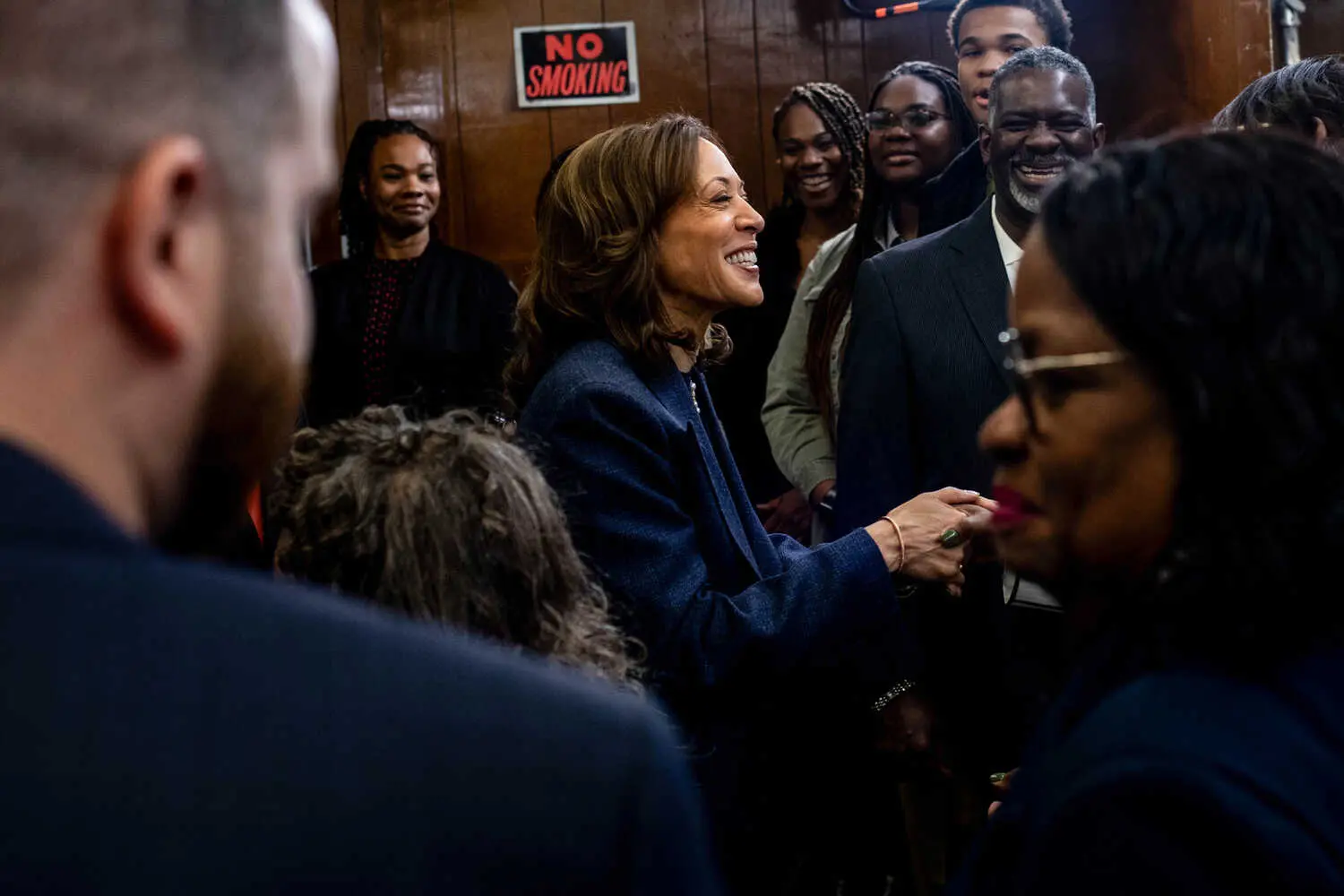 Ba Harris bat ngo dan truoc hinh anh