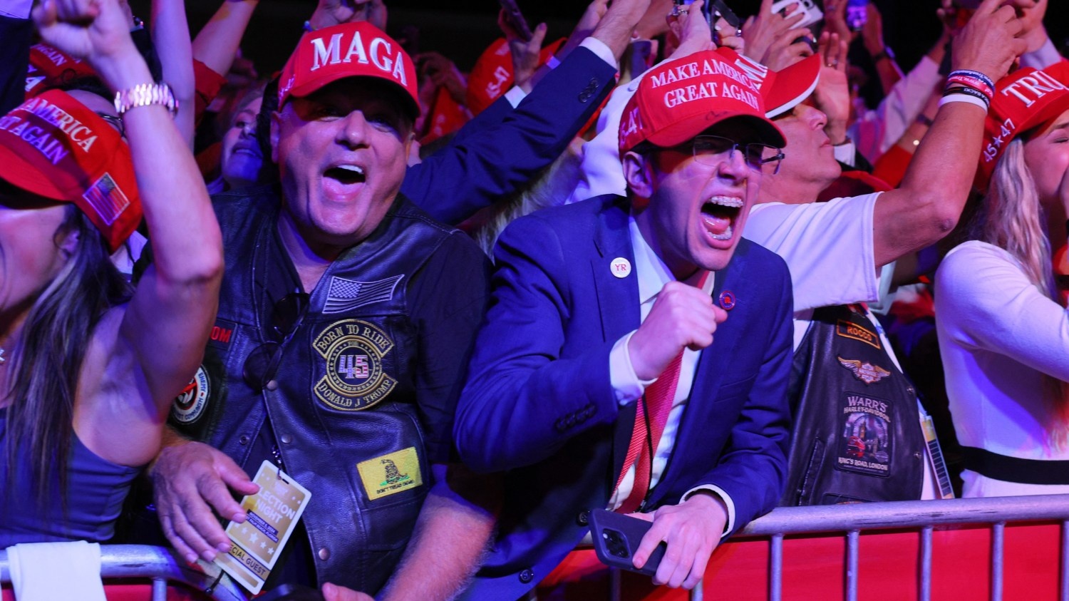 Nguoi ung ho bung no sau chien thang cua ong Trump hinh anh