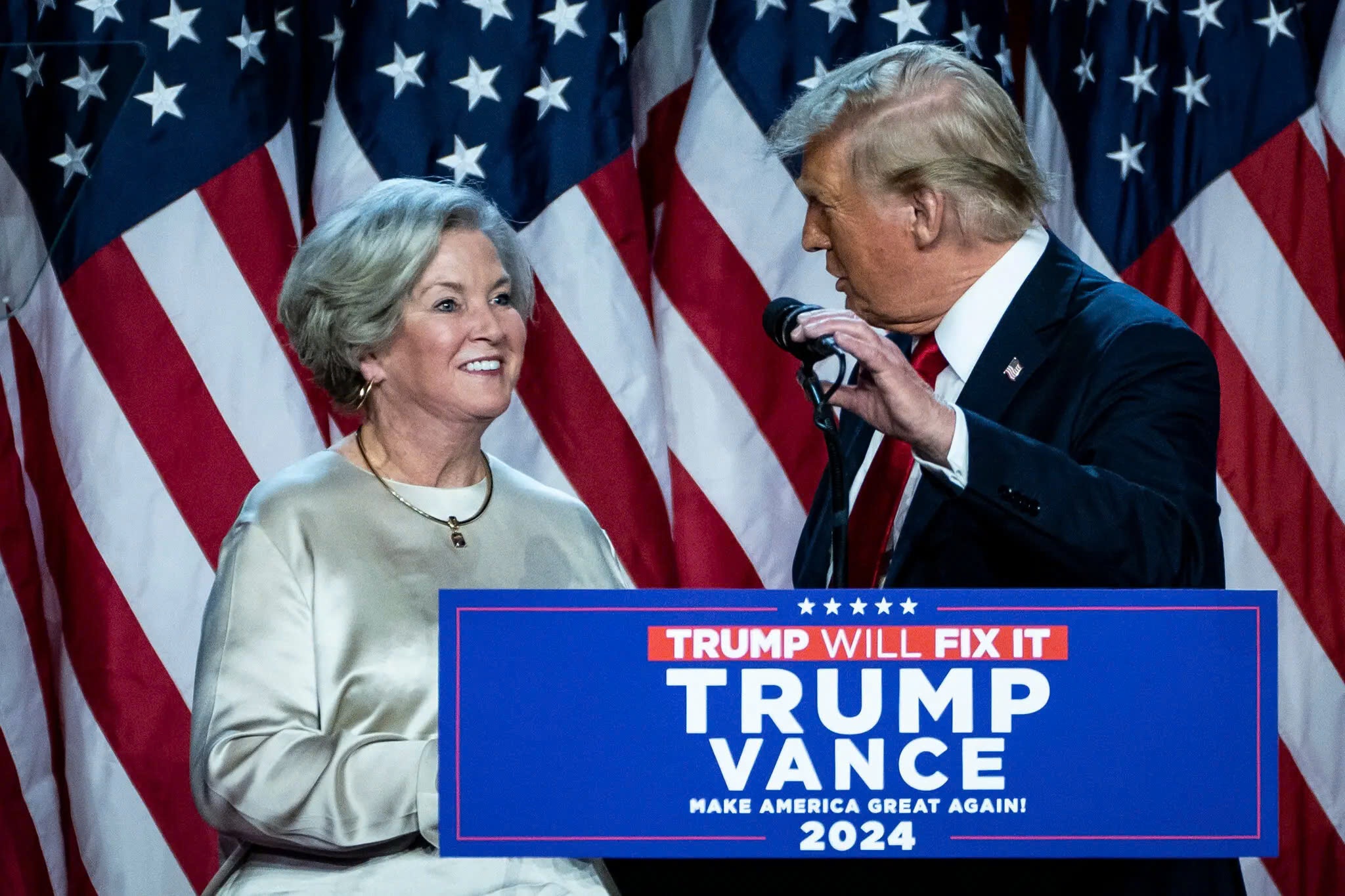 Nhan vat duoc xem la 'vu khi bi mat' giup ong Trump dac cu hinh anh