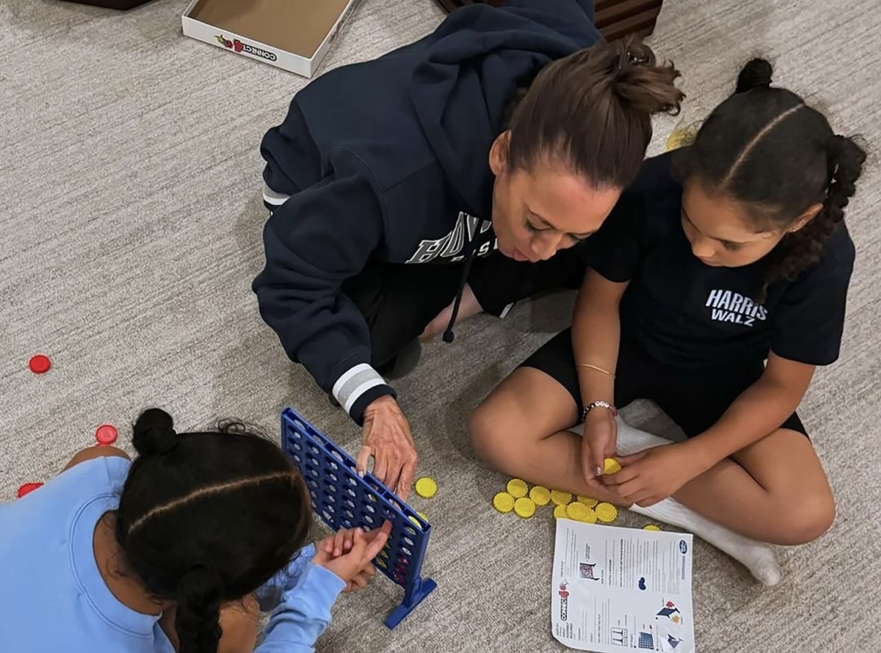 Ba Harris dang lam gi hinh anh