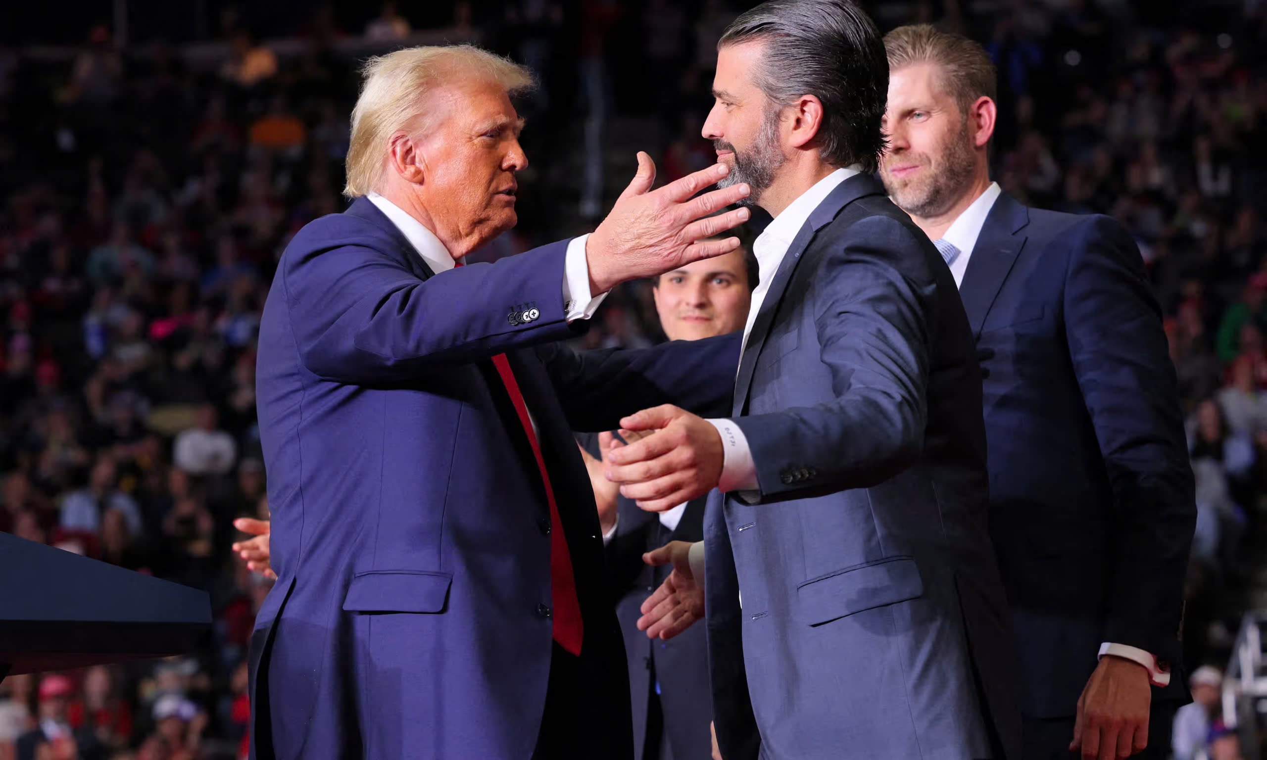 Con trai ca dung sau nhieu quyet dinh noi cac cua ong Trump hinh anh