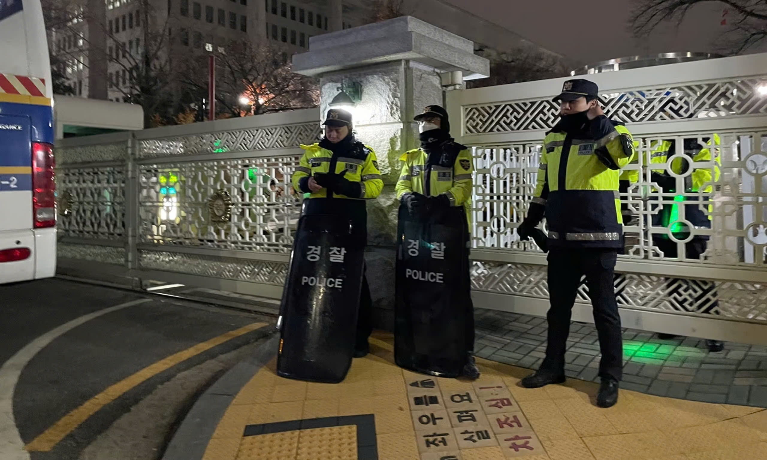 Nha Trang phan ung lenh thiet quan luat khan cap o Han Quoc hinh anh