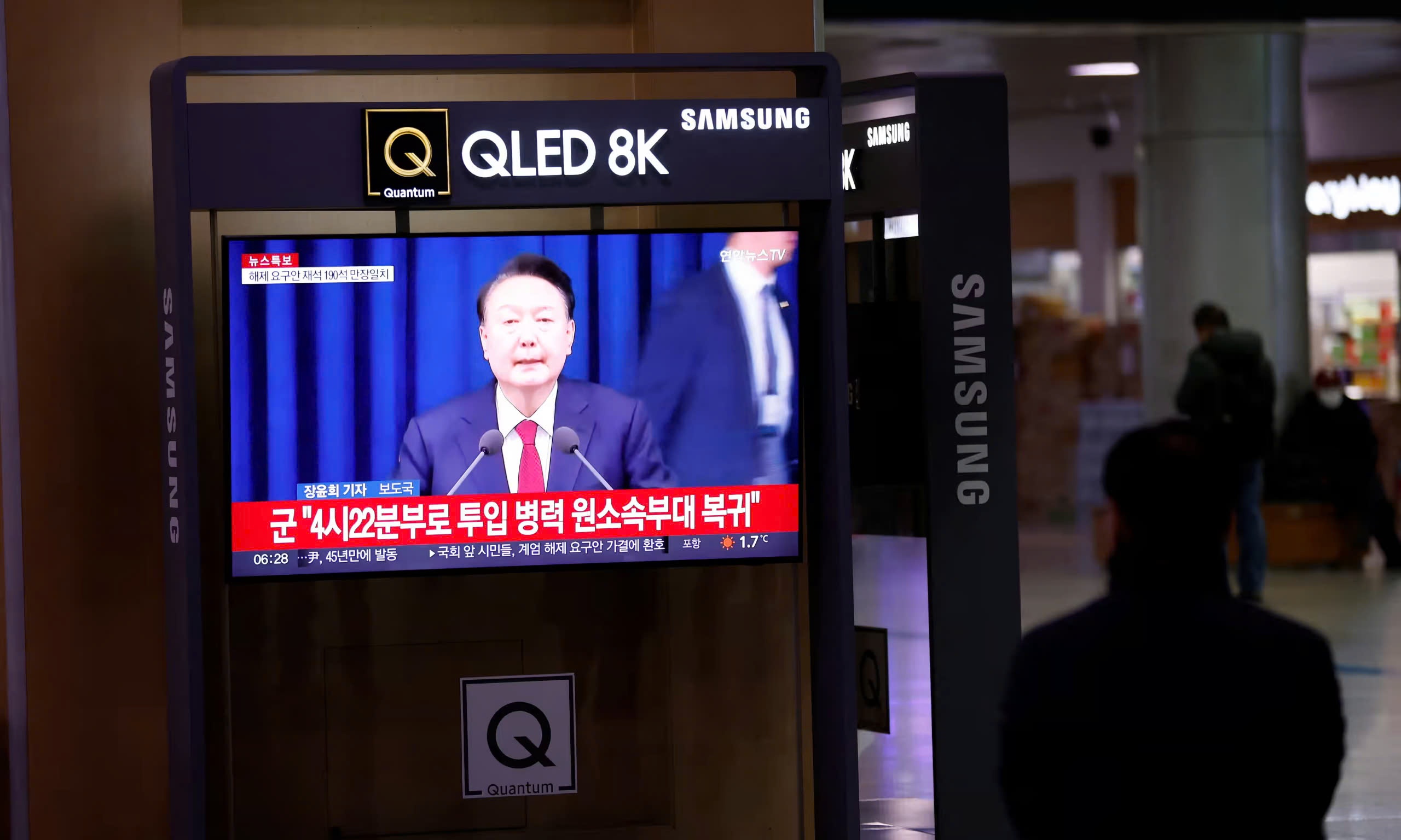 Tong thong Han Quoc do bo lenh thiet quan luat khan cap hinh anh