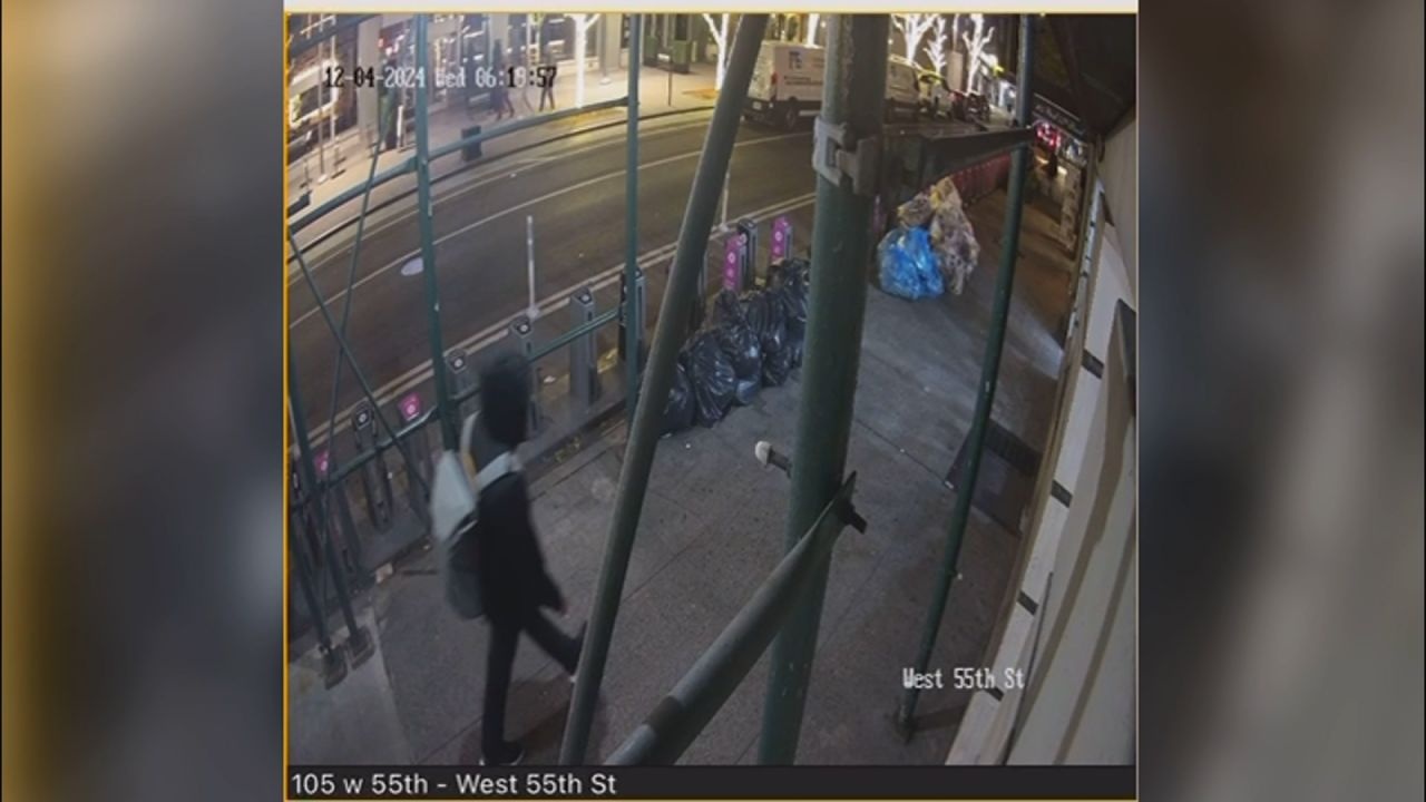 Tay sung di tu Atlanta den am sat CEO UnitedHealthcare o New York hinh anh