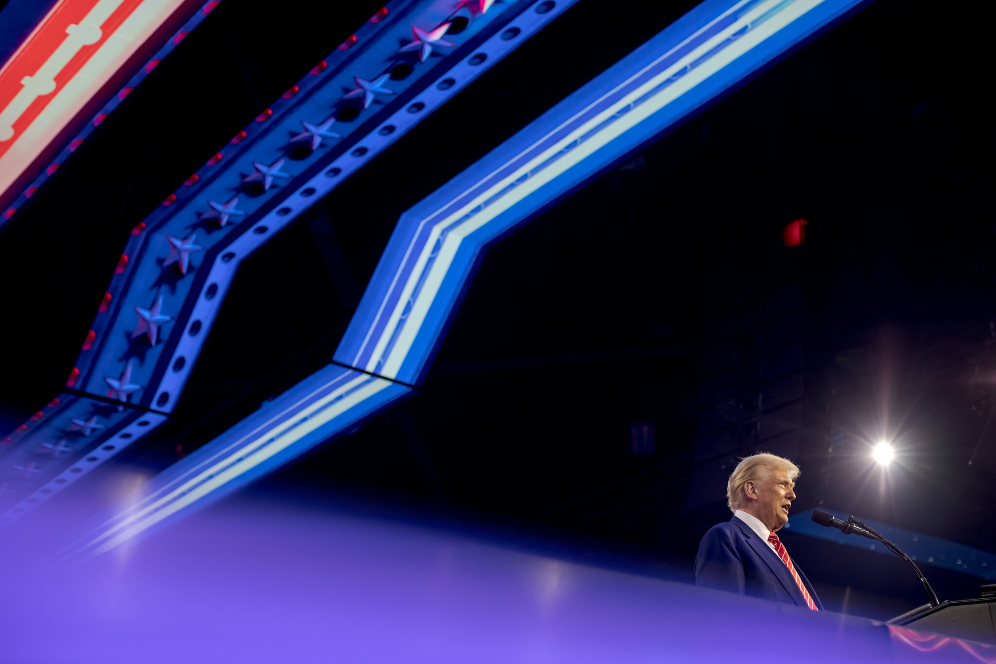 Gioi doanh nghiep My do xo 'lay long' ong Trump trong phut chot hinh anh