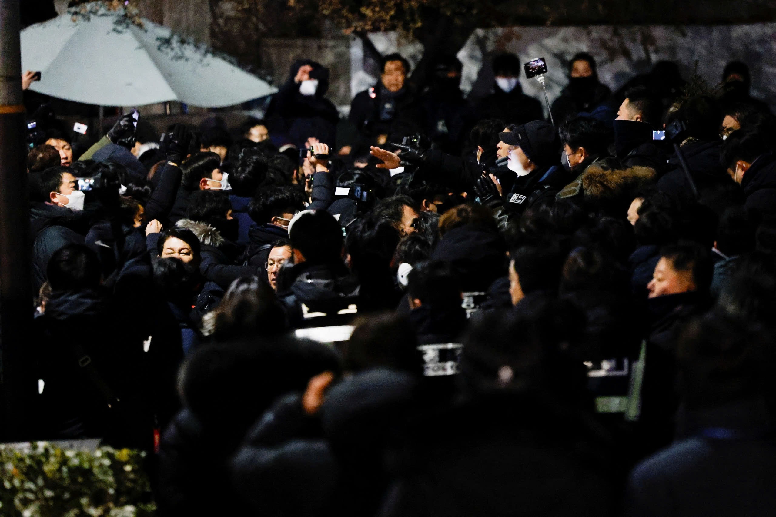 Dieu tra vien, canh sat toi dinh thu thuc thi lenh bat tong thong Han hinh anh