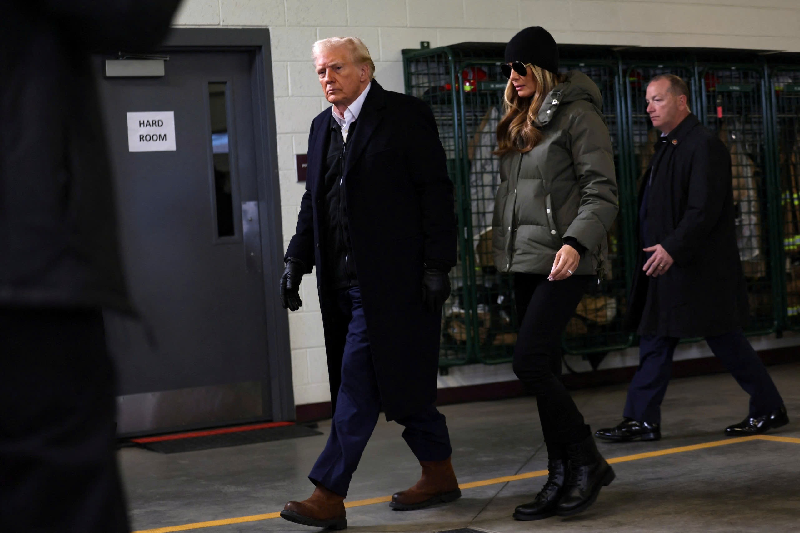 Ong Trump thuc hien chuyen di dau tien trong nhiem ky hinh anh