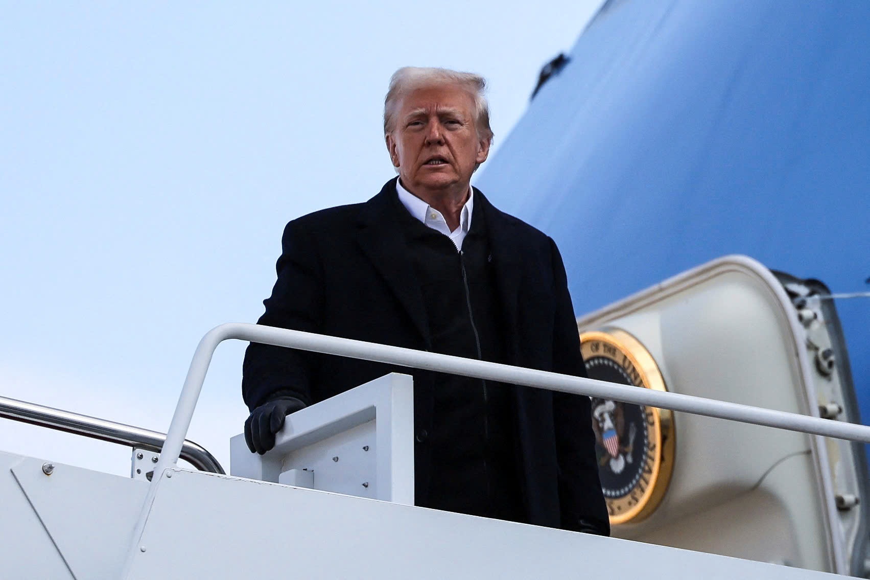 Hinh anh chuyen di dau tien trong nhiem ky cua ong Trump hinh anh