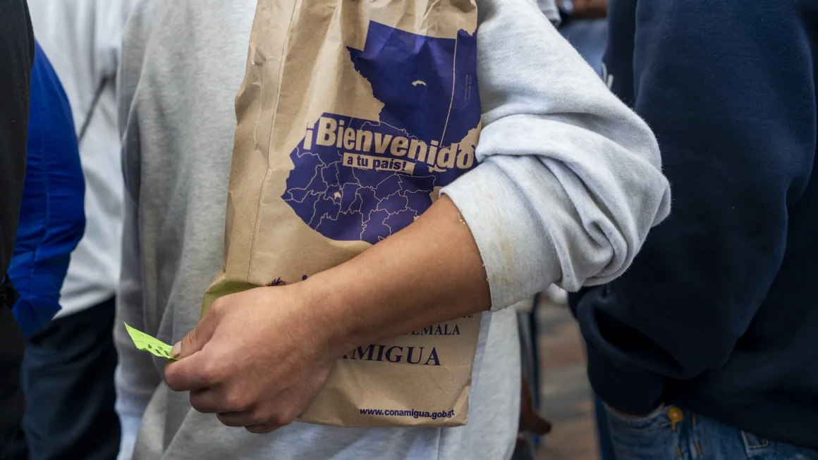 Nhung nguoi bi bat giu duoi thoi Biden, bi truc xuat duoi thoi Trump hinh anh