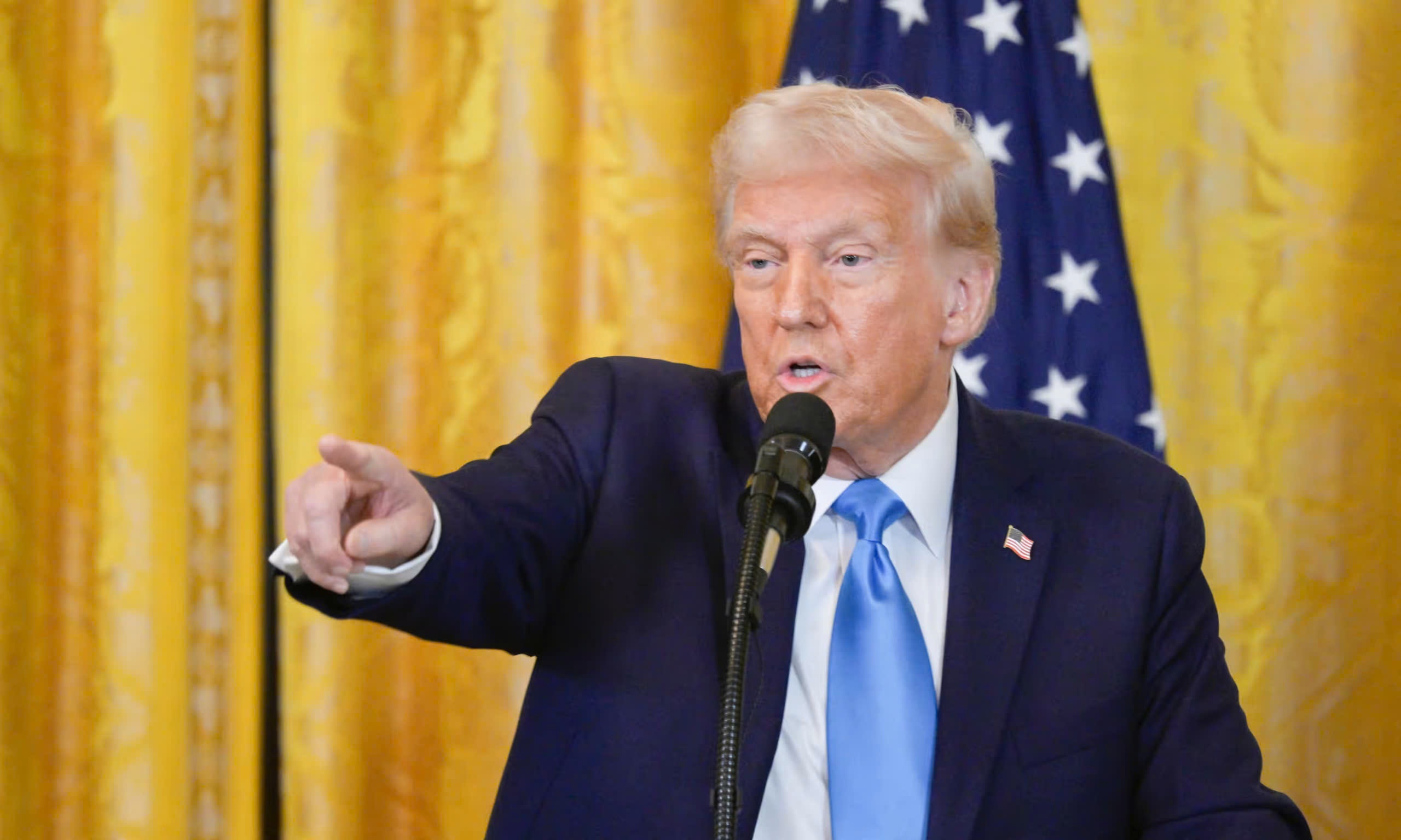 Chinh quyen Trump dam don kien dau tien hinh anh