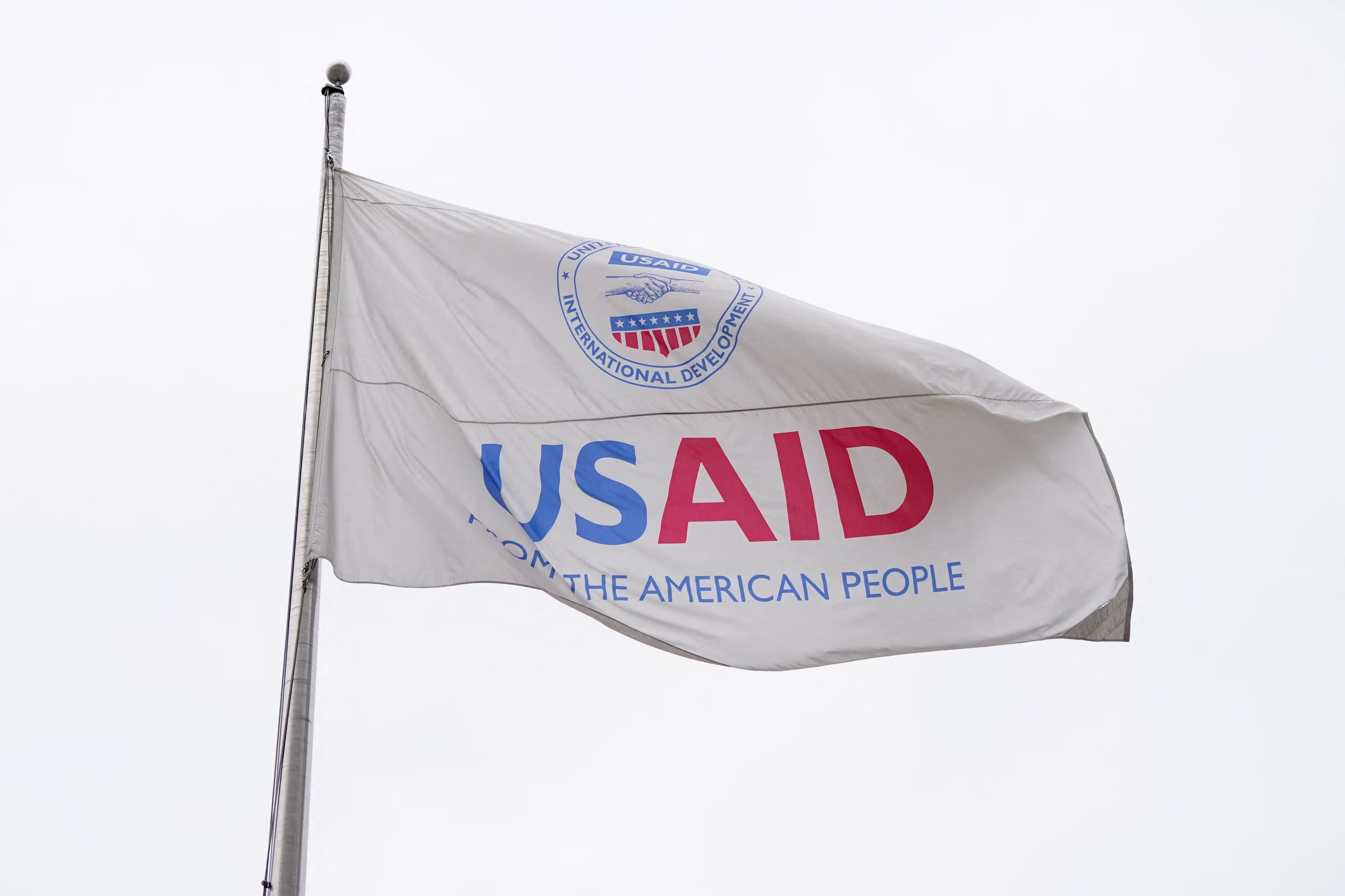 USAID bi cat hon 10.000 nguoi hinh anh