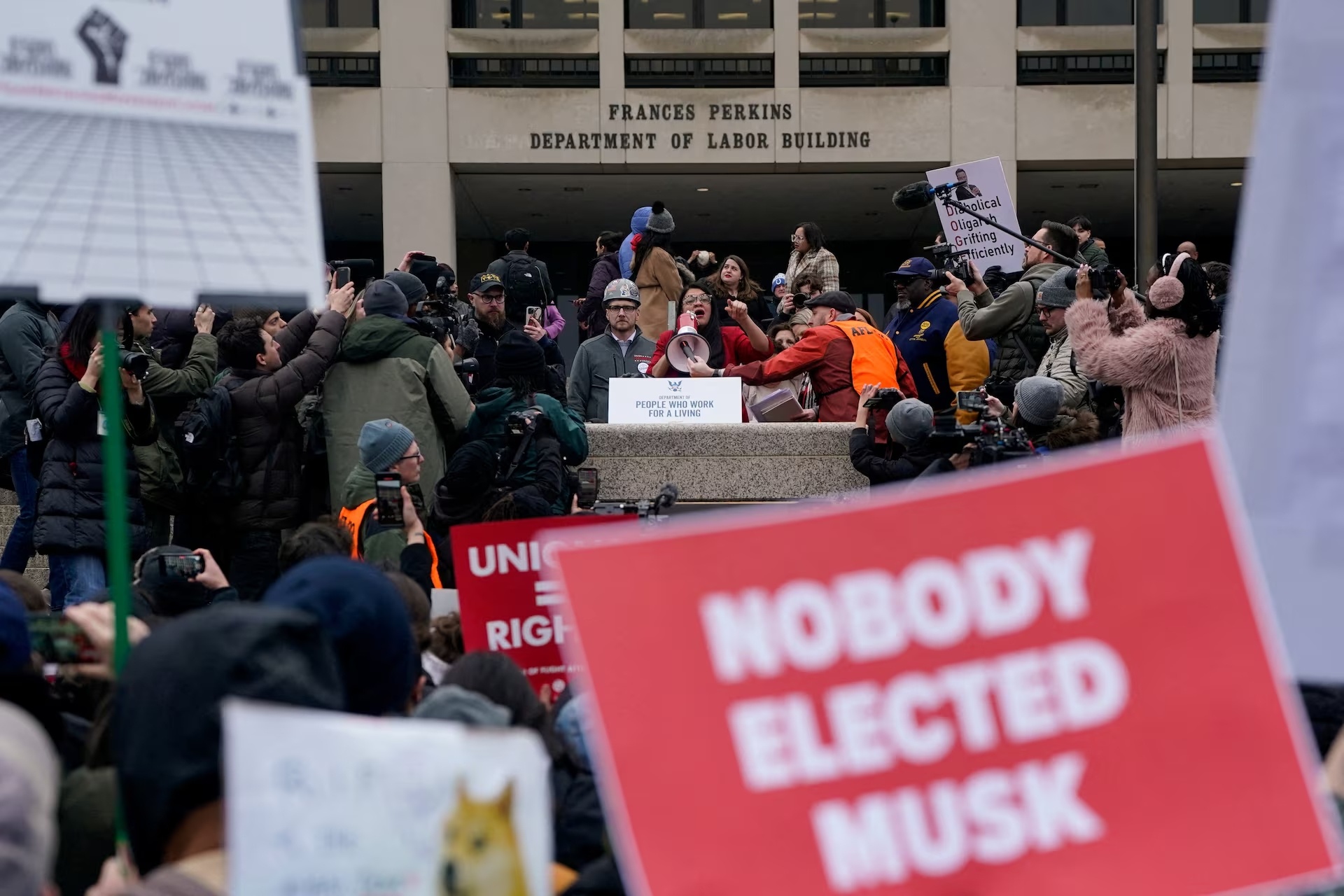 Ke hoach 'tro cap thoi viec' cua Nha Trang bi chan trong dem hinh anh