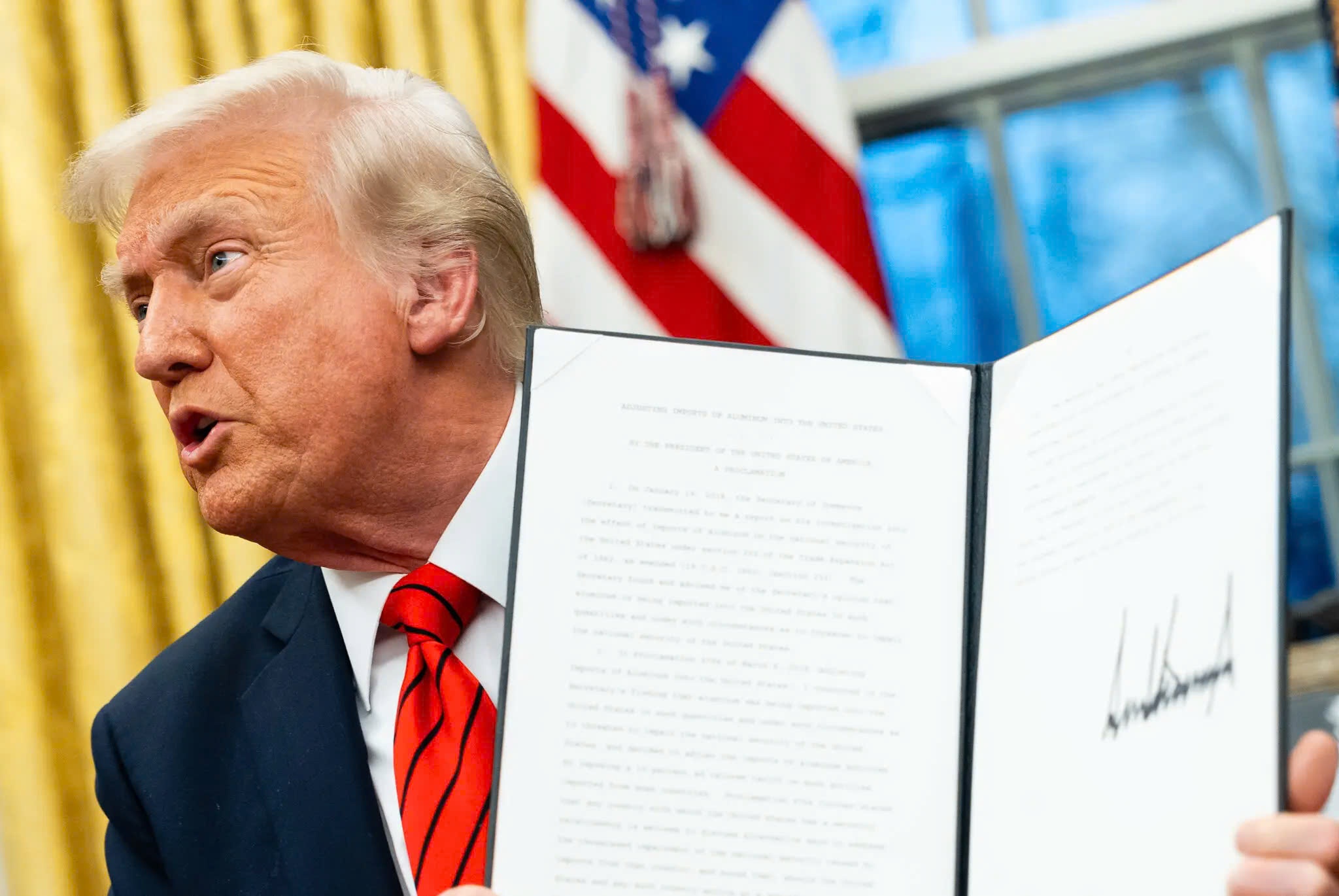 Ong Trump bat ngo khoi dong don thue quan moi hinh anh