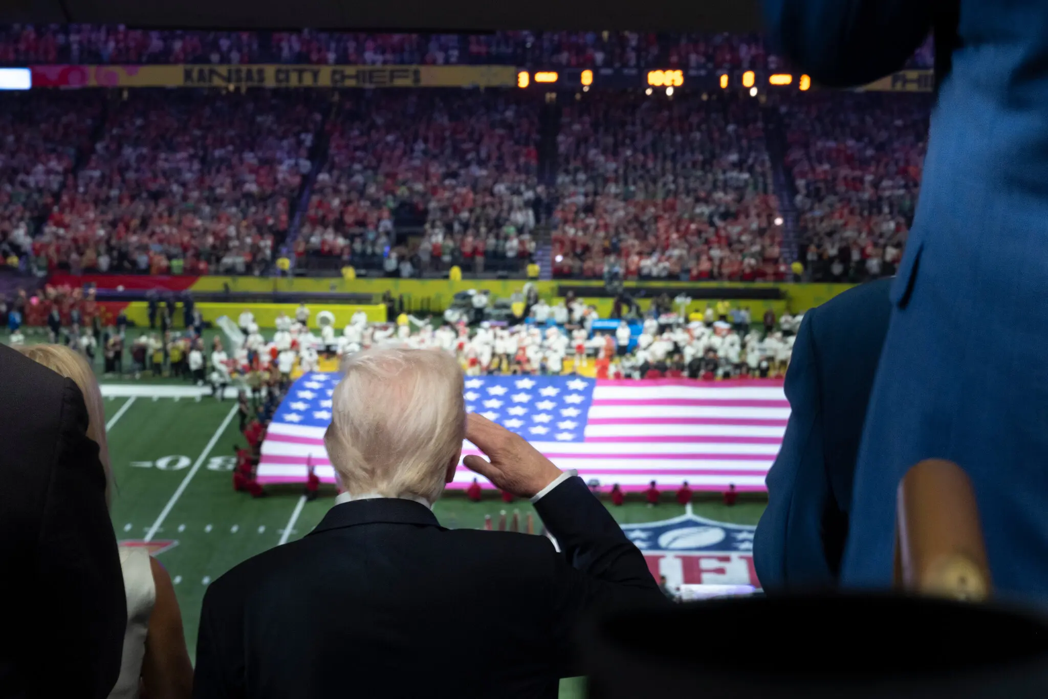 Mot thang 'chinh tri trong tuan, the thao cuoi tuan' cua ong Trump hinh anh