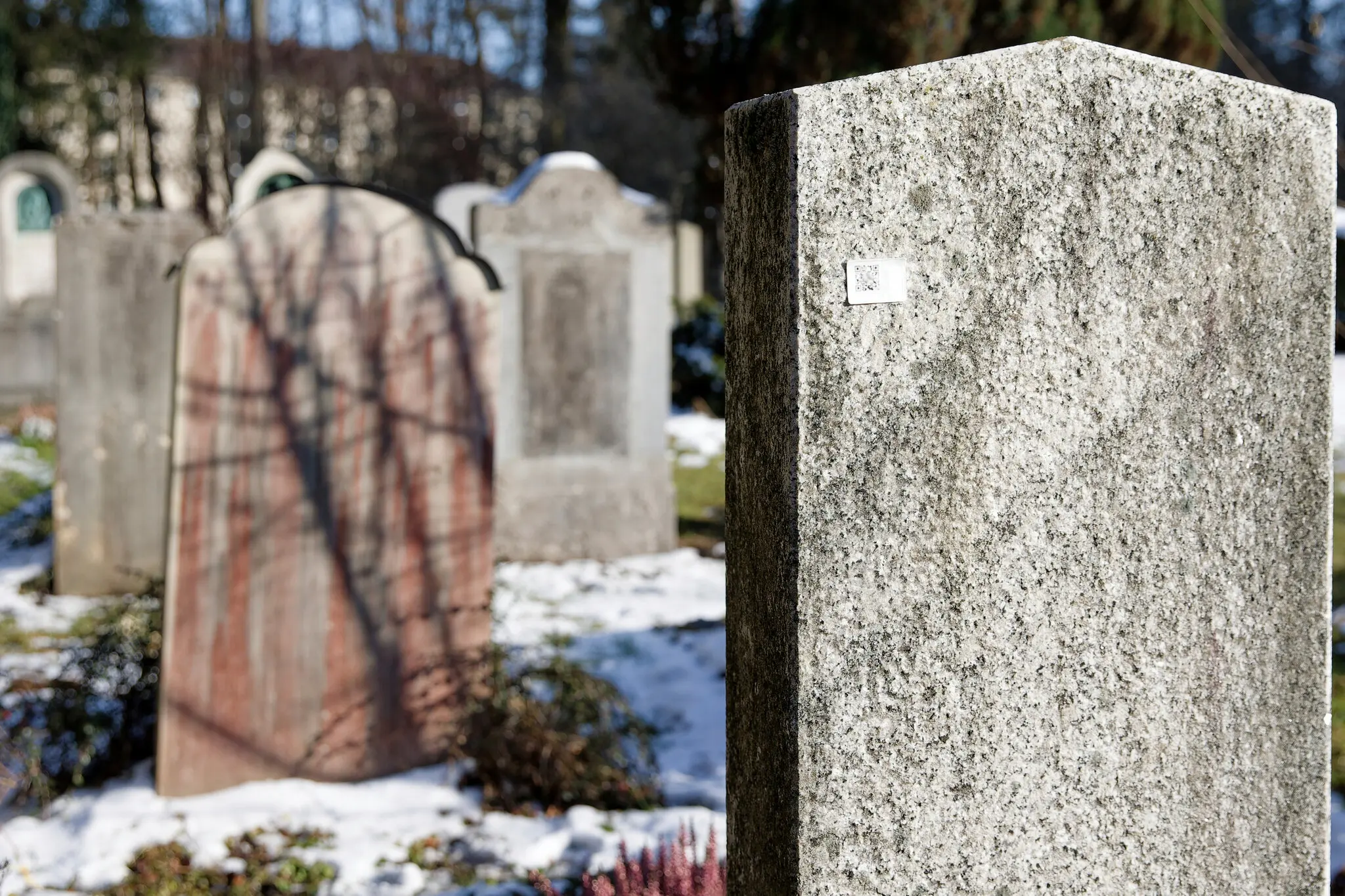 Bi an 1.000 ngoi mo o Duc bi dan ma QR hinh anh