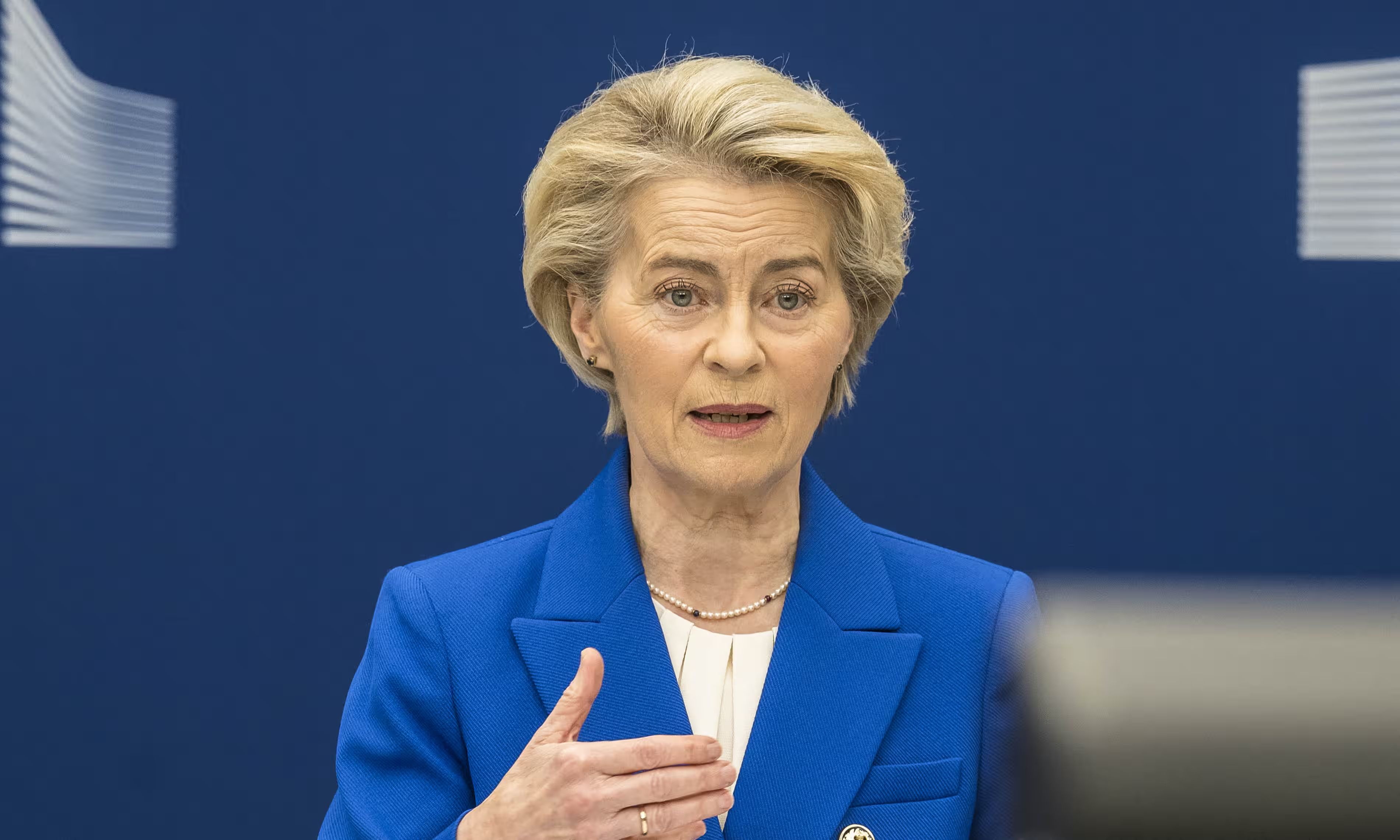 Chau Au muon dung 800 ty euro de tai vu trang hinh anh