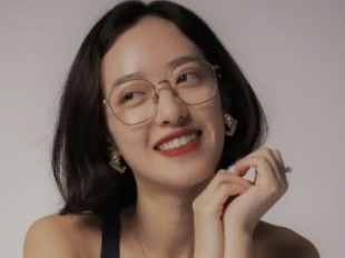 Co gai thuong 1.500 USD cho nguoi giup mai moi ban doi hinh anh