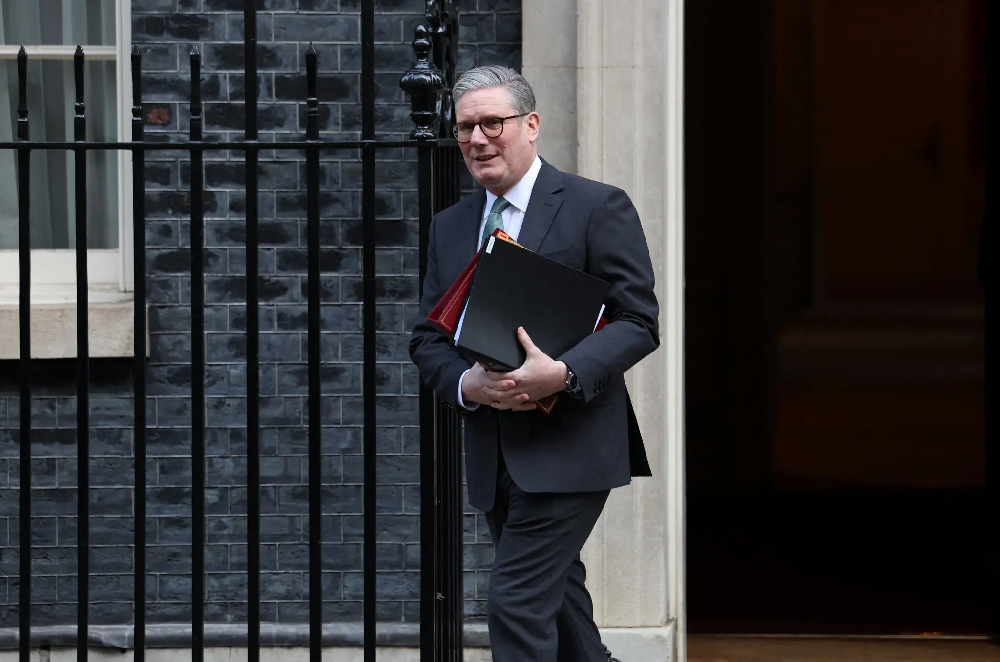 Vi sao Anh khong 'theo buoc' EU tra dua thue quan cua My? hinh anh