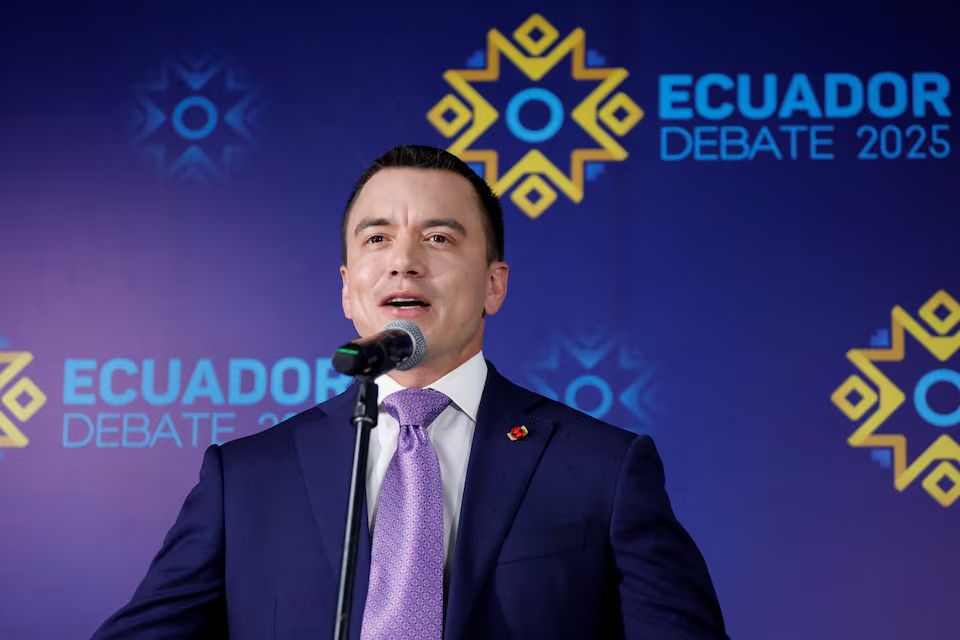 Tong thong Ecuador moi quan doi nuoc ngoai cung tran ap bang dang hinh anh