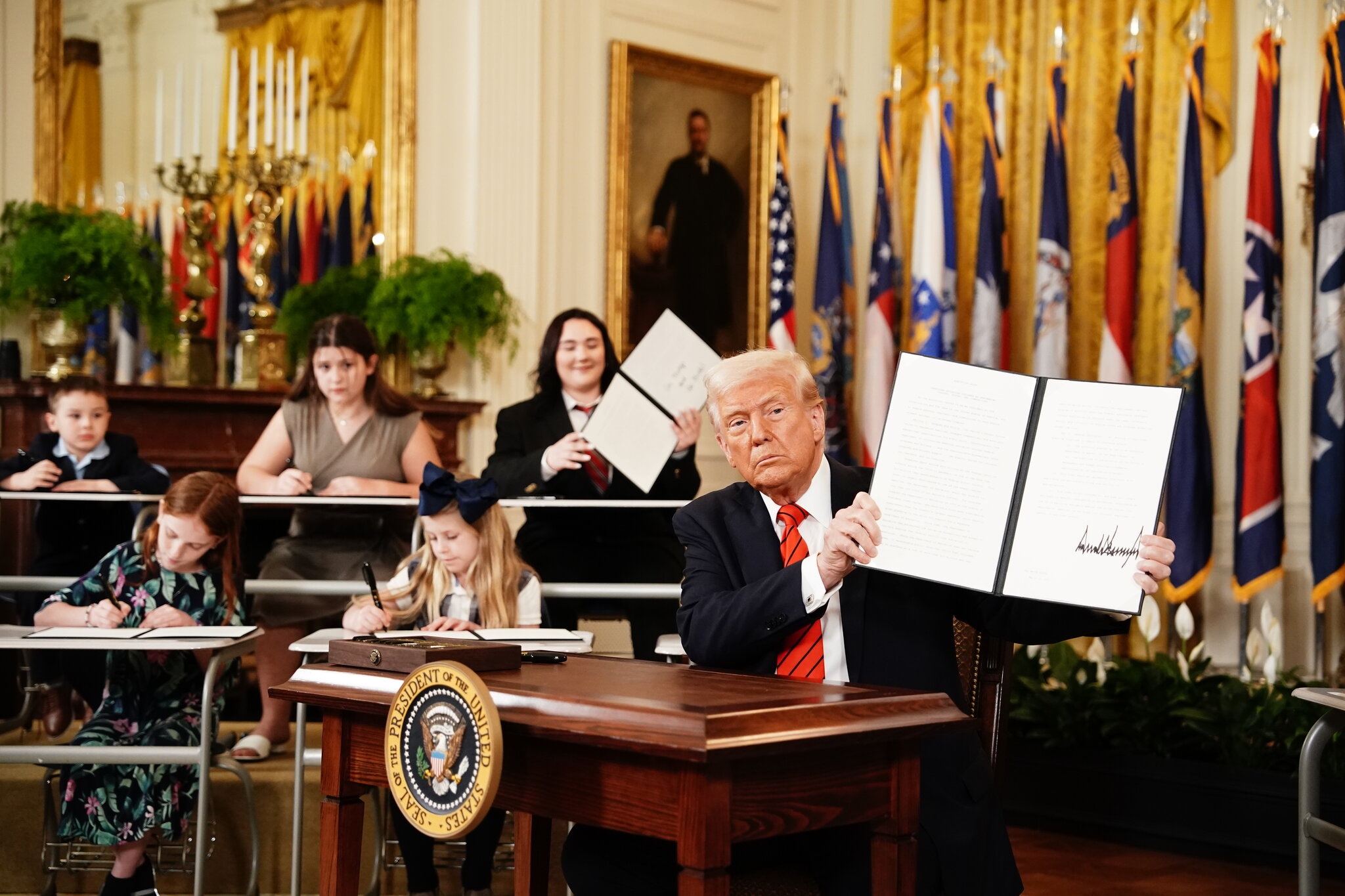 Da ky sac lenh nhung ong Trump co the giai the Bo Giao duc My khong? hinh anh