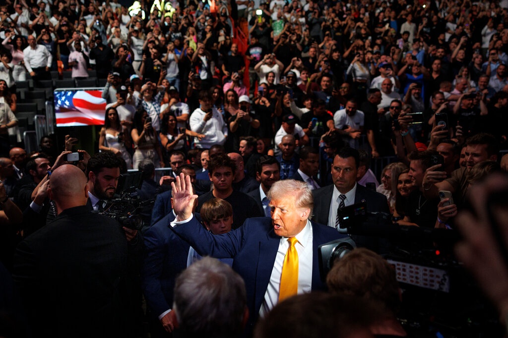 Ong Trump di xem dau vo xa hoi sau mot tuan bien dong vi thue quan hinh anh