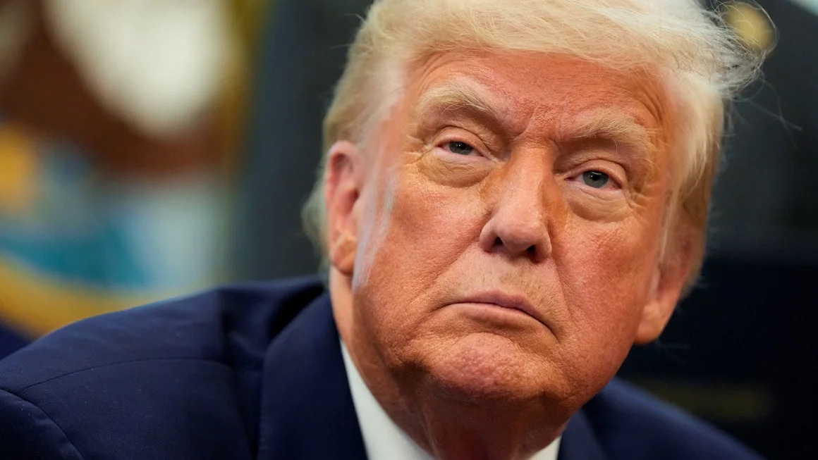 Tong thong My Donald Trump doi mat thach thuc kep hinh anh