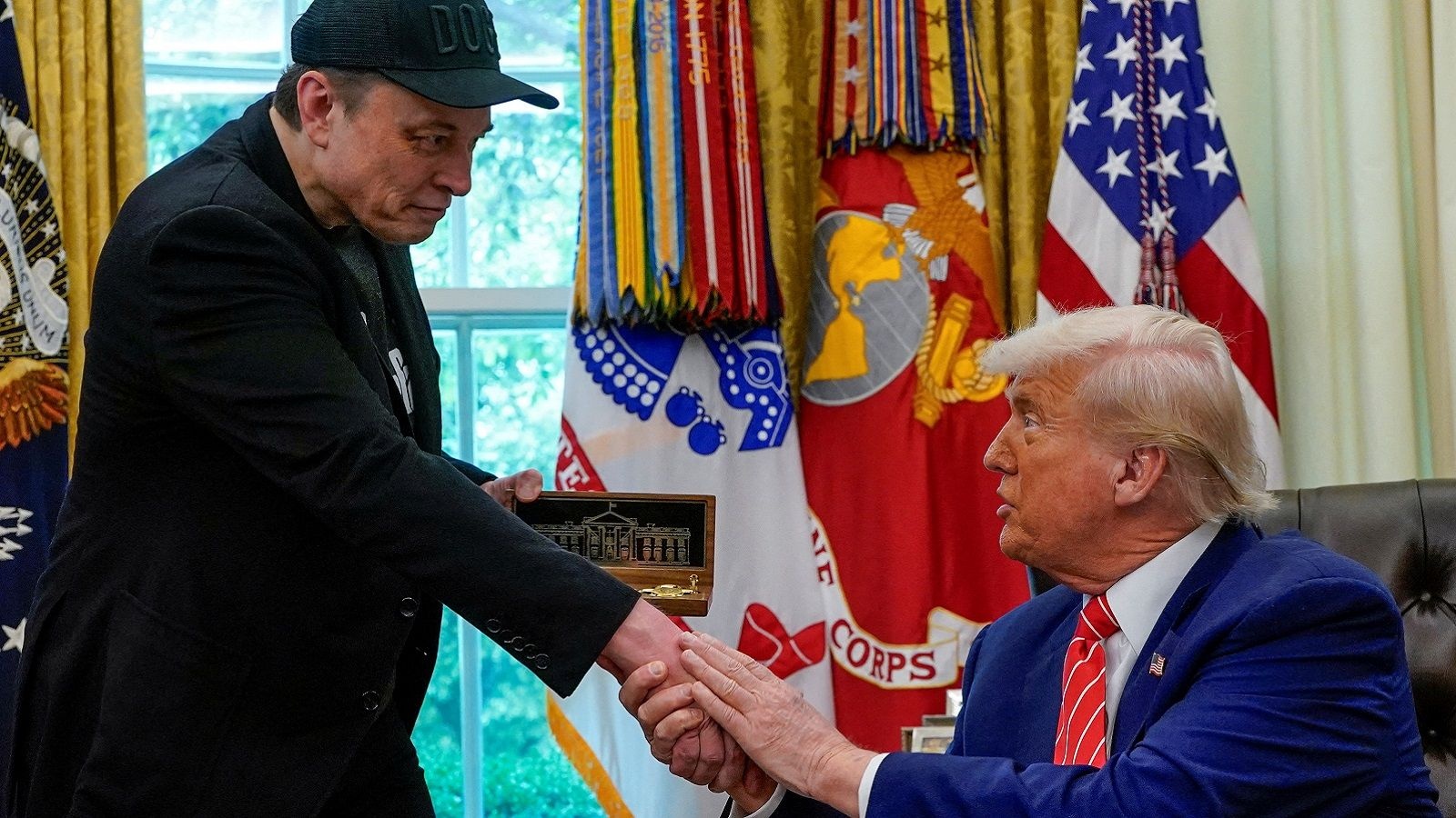 Mac bat hoa, cap doi Trump - Musk van 'dinh dang' toi nhau ra sao? hinh anh