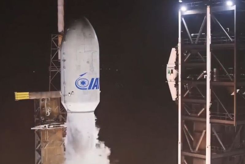 SpaceX dua ve tinh la len quy dao dia tinh hinh anh