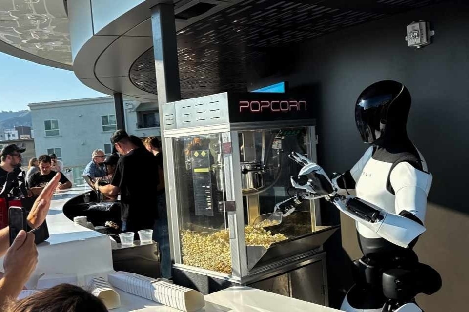 Co gi ben trong nha hang Elon Musk moi mo tai Hollywood hinh anh