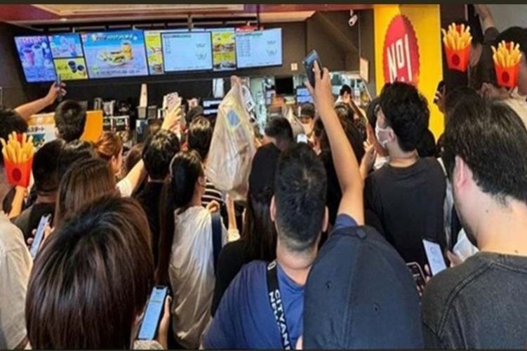 McDonald's Nhat Ban xin loi sau con sot the Pokemon hinh anh