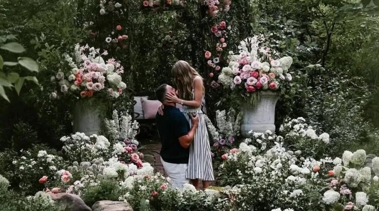 Taylor - Travis sap cuoi, Swiftie cung 'giuc' ban trai mua nhan hinh anh