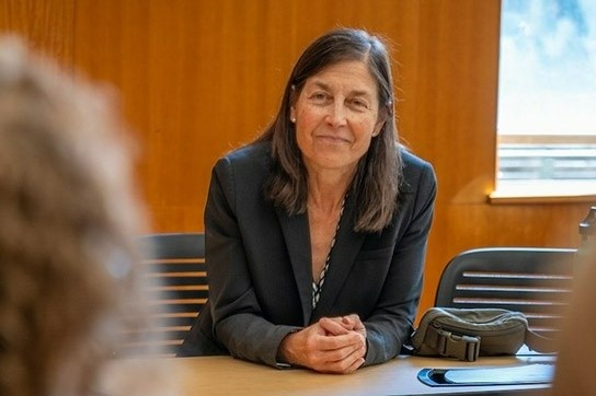 Chan dung nu tham phan 'lat keo' ong Trump hinh anh